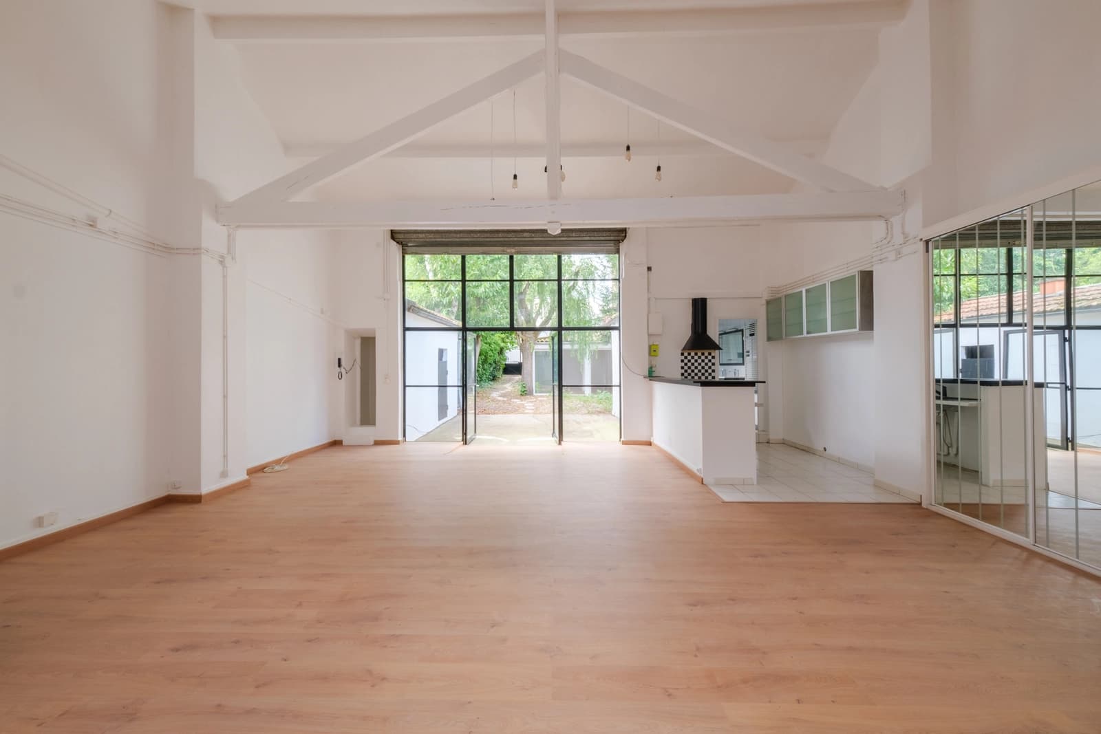 Space Unfurnished house - Loft-type workshop / Old Garage - 3