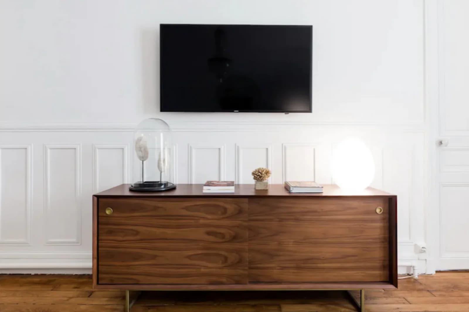 Living room in Haussmann-style apartment with retro charm - 1