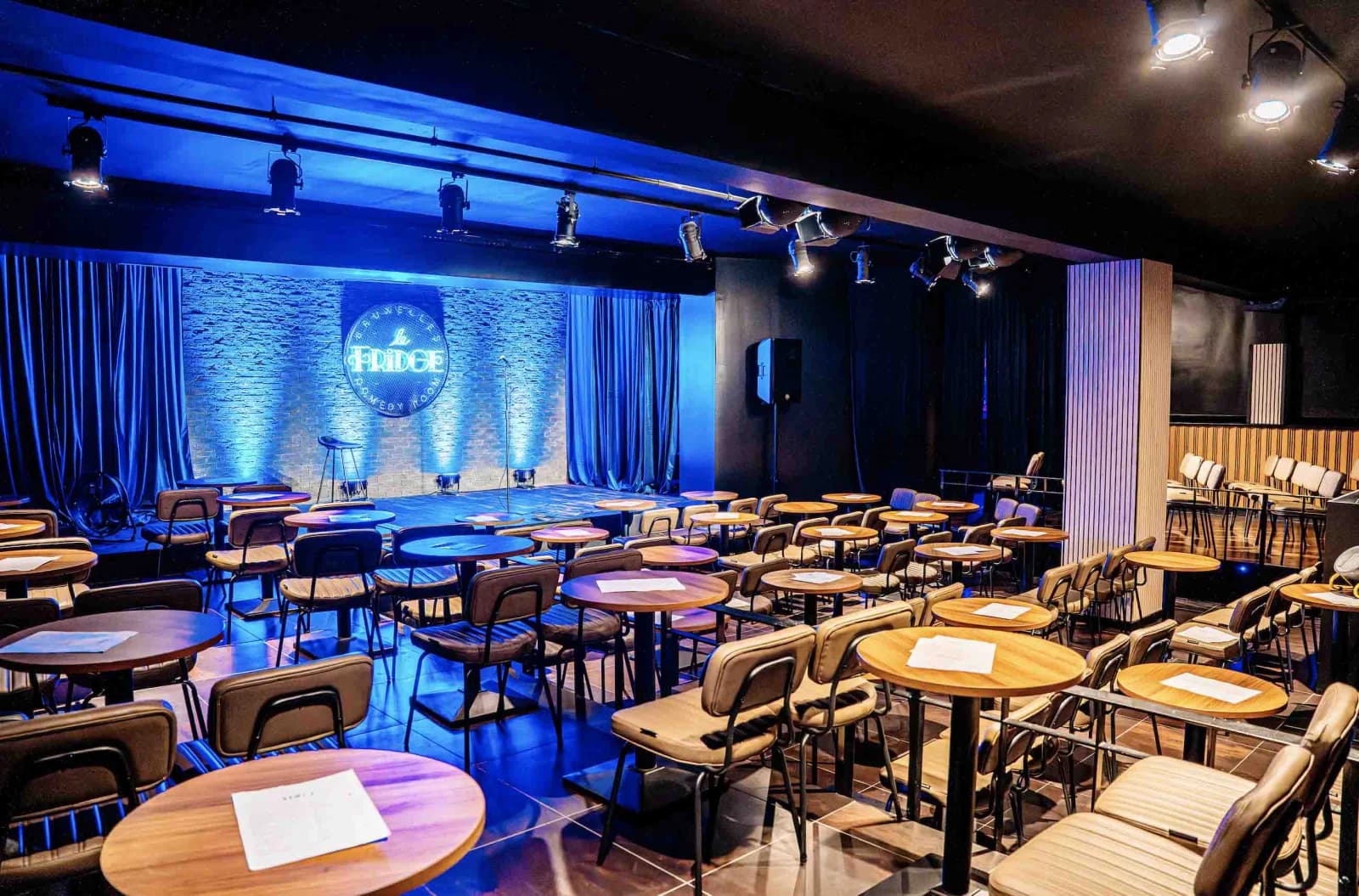 Espace Comedy Club avec ambiance vintage - 0