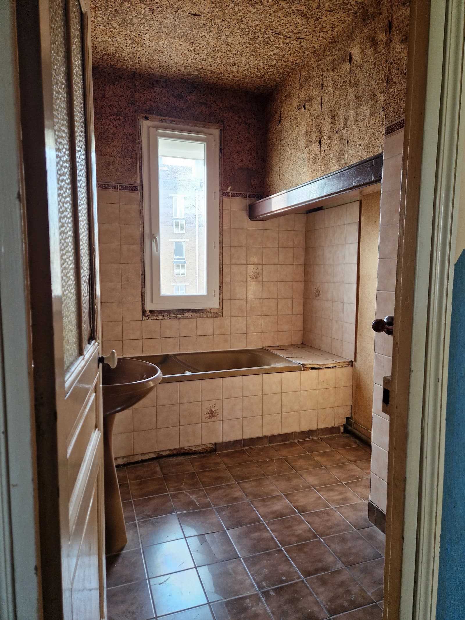 Espace Appartement vide vieux papiers peints - 3