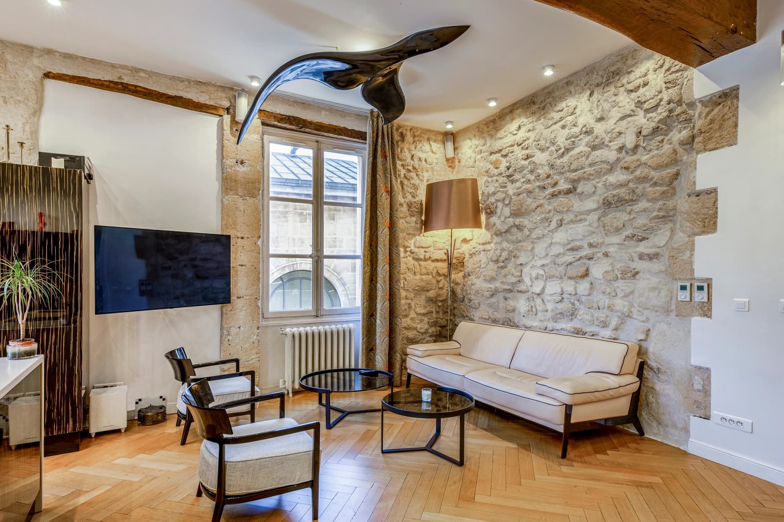 Living room in Le Marais old white coat temple - 0