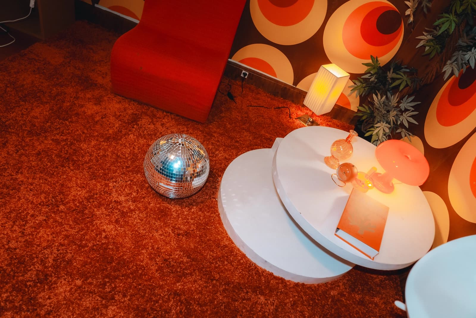 Espace Décor orange années 70 pour tournage et shooting - 1