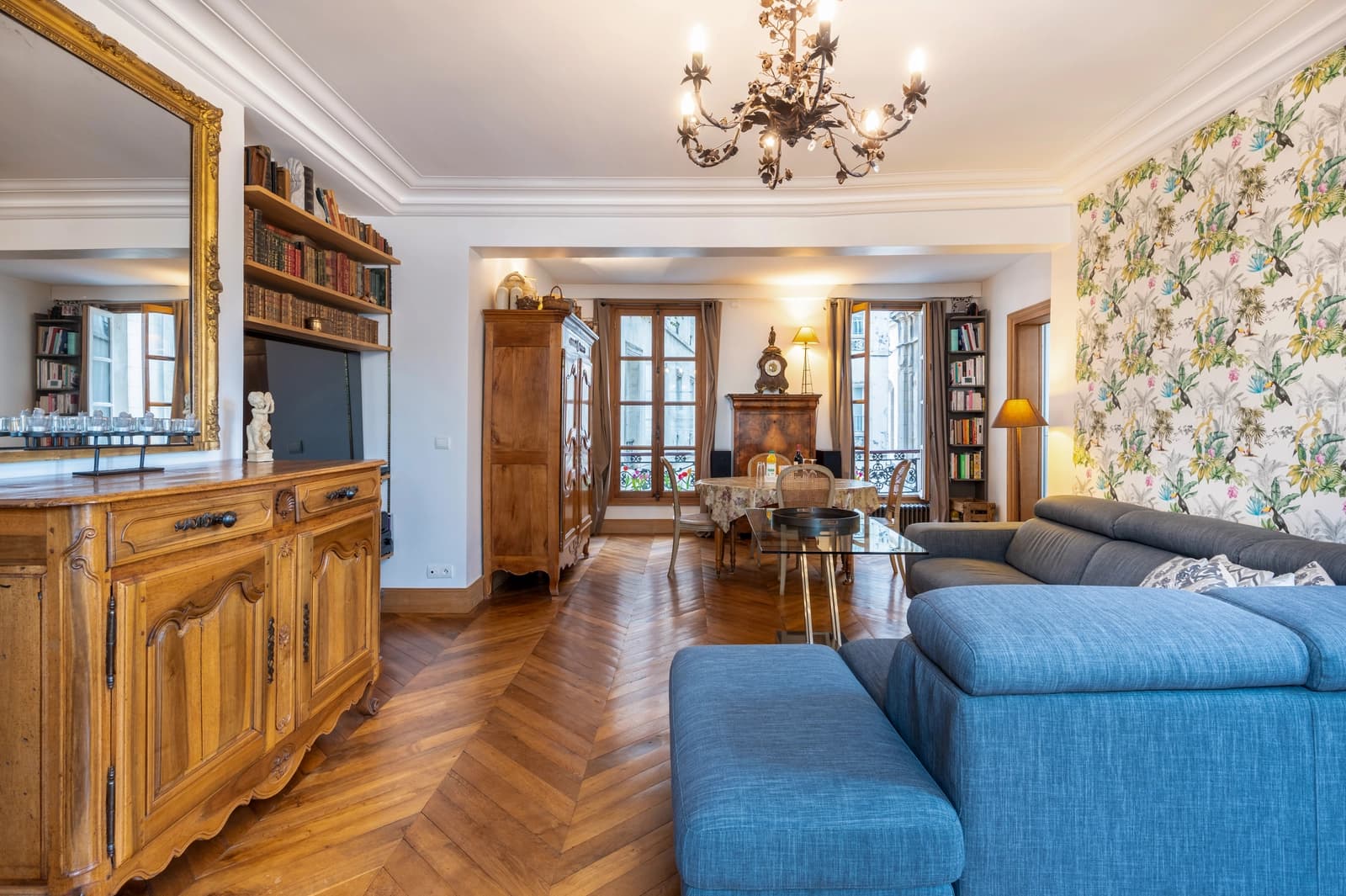 Living room in Le charme Parisien Saint Paul Marais  - 1