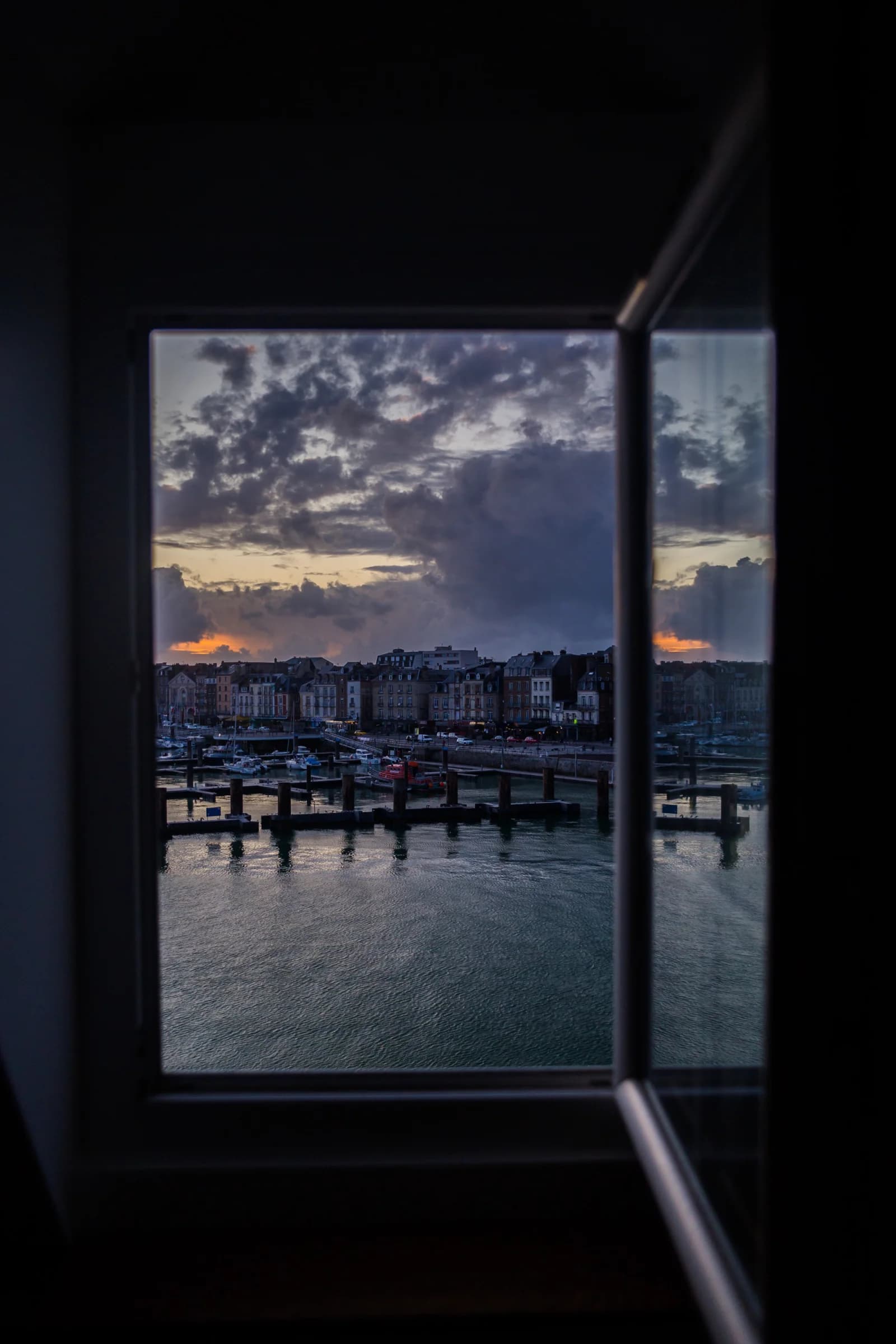Salon dans Duplex atypique, vue splendide sur le port de Dieppe - 1