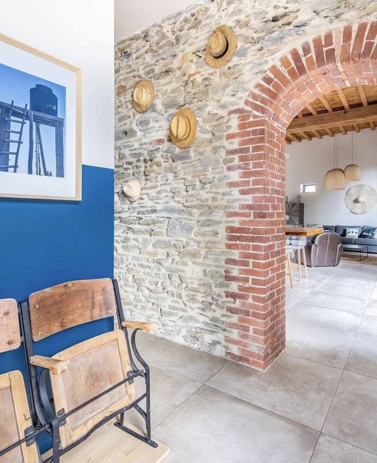 Living room in Renovated old barn house 15 minutes from Lyon - 1