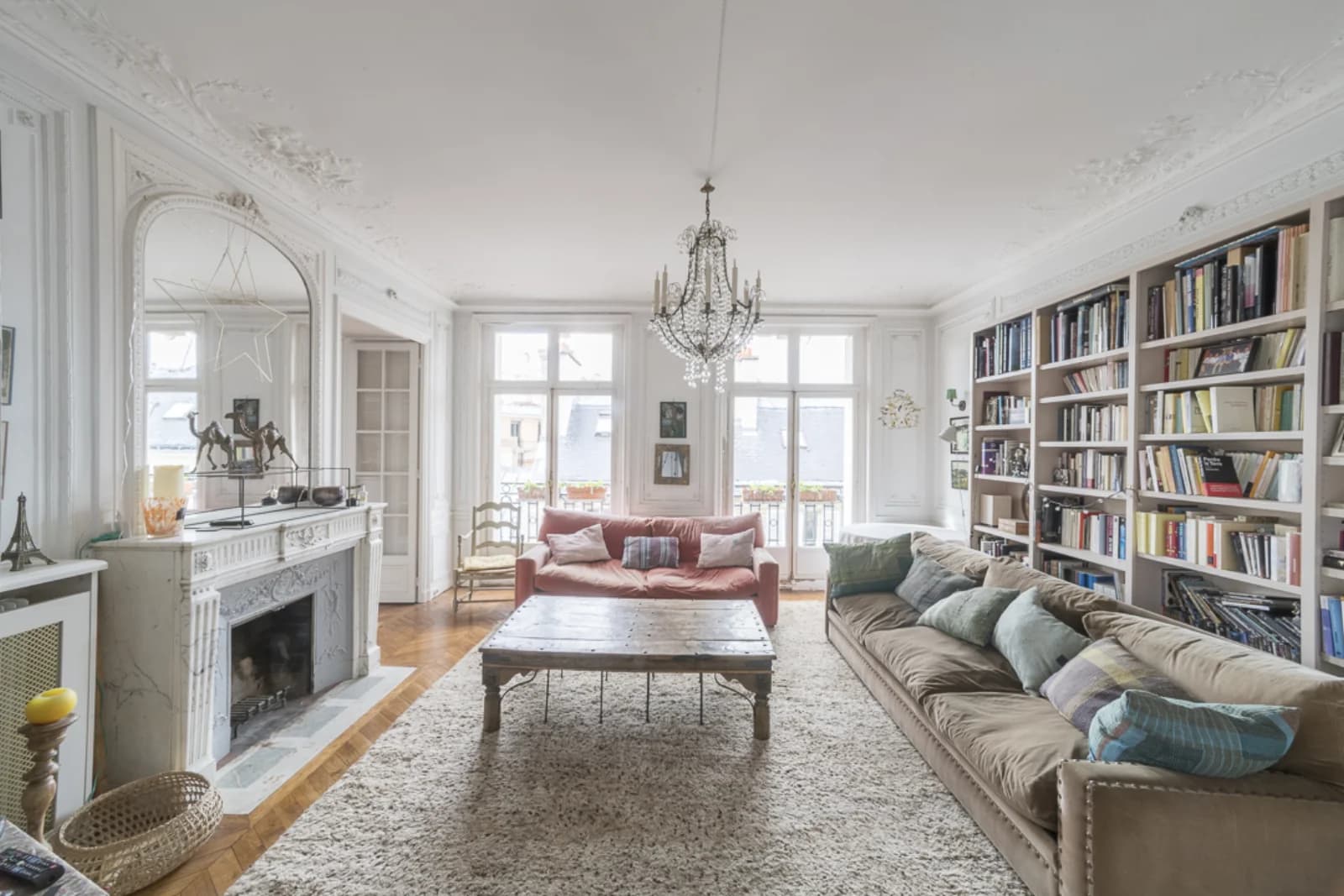 Living room in Beautiful 8-room apartment/ Rd point Champs Elysées - 1
