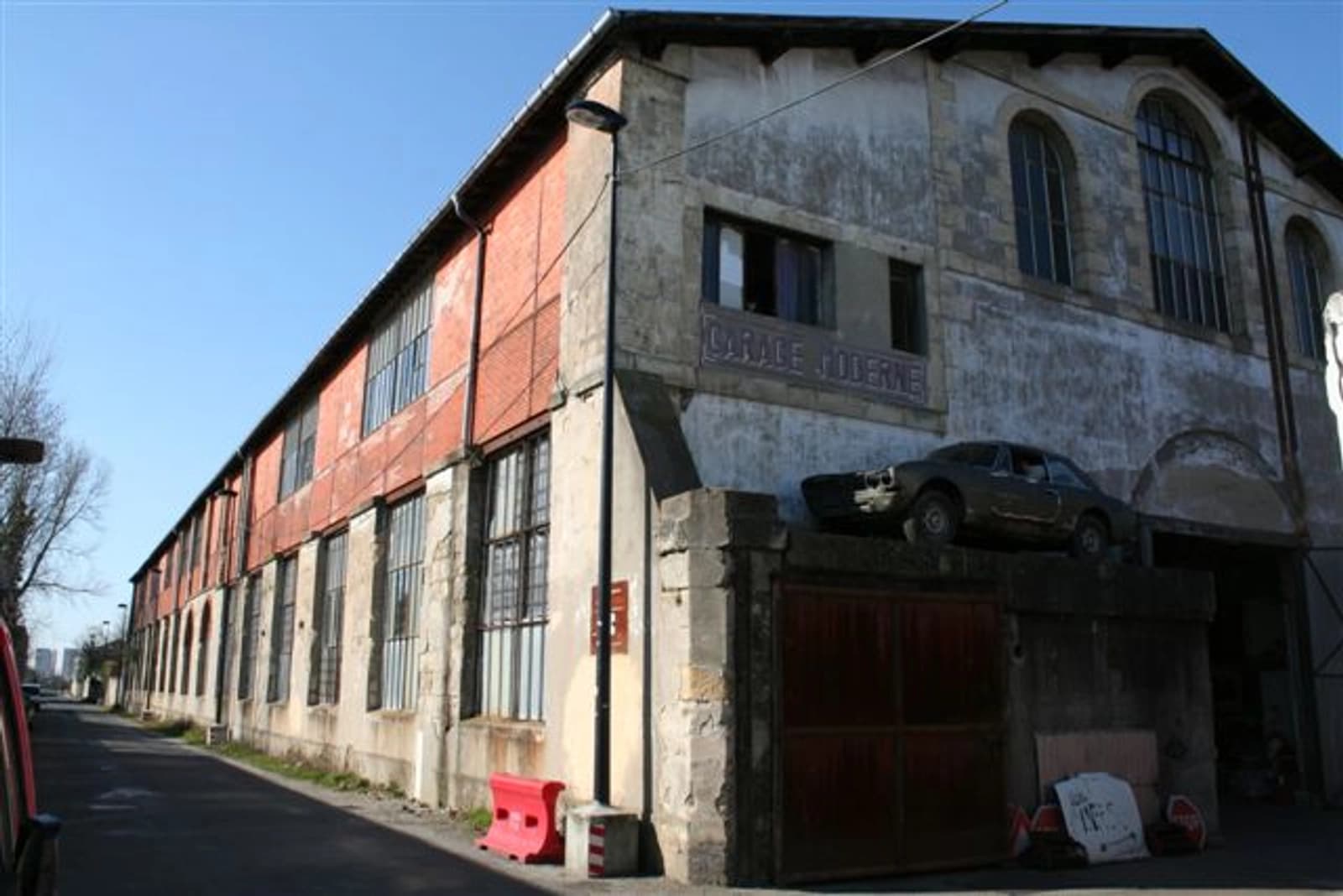 Espace Le garage moderne - atelier réparation automobile - 0