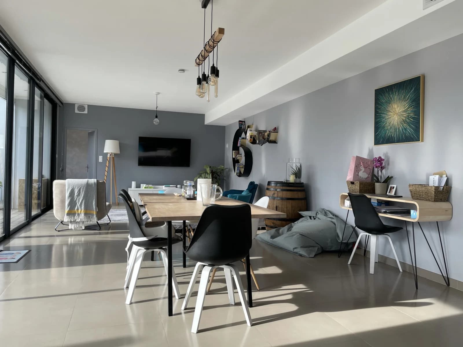 Comedor en Villa que combina armoniosamente modernidad y naturaleza. - 1