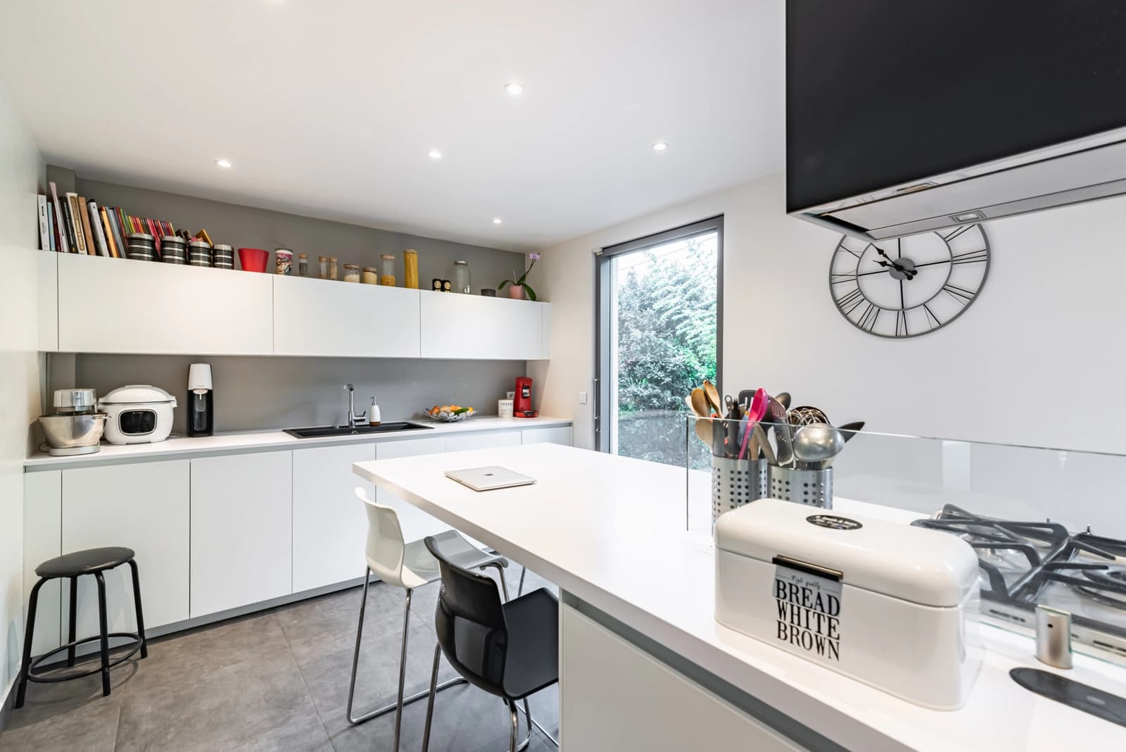 Kitchen in House near Paris. Swimming pool / Hammam - 1