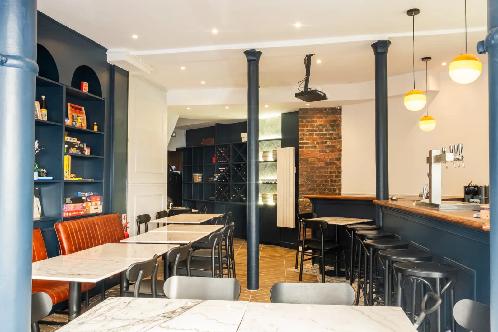 Bar central parisien au cachet affirmé