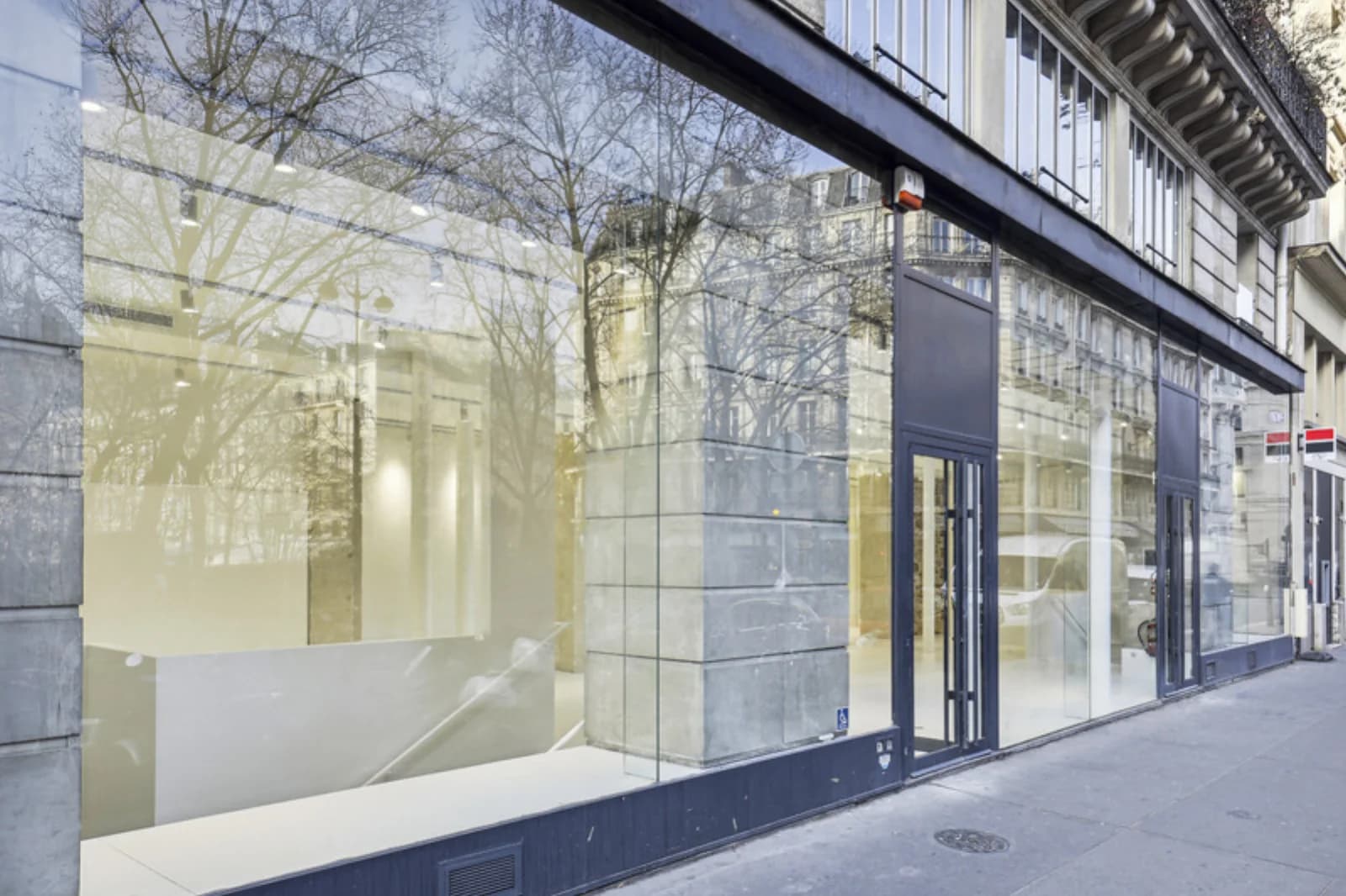 Space Gallery - Louvre Showroom - 1