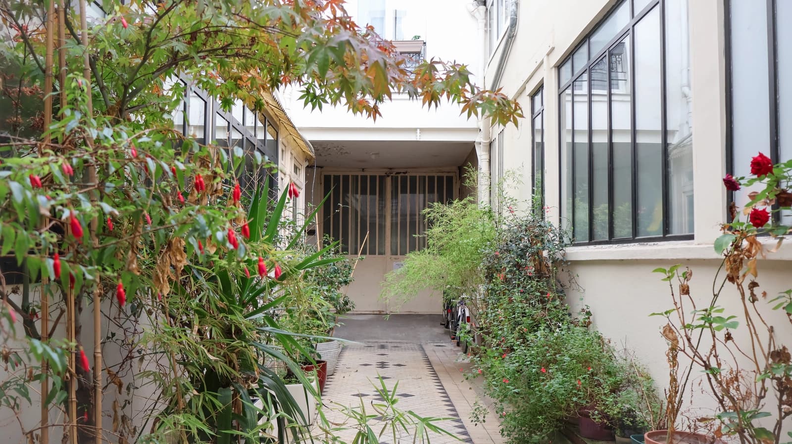 Space Unconventional and graphic duplex with a spiral staircase and glass partition – Paris 3rd arrondissement - 5