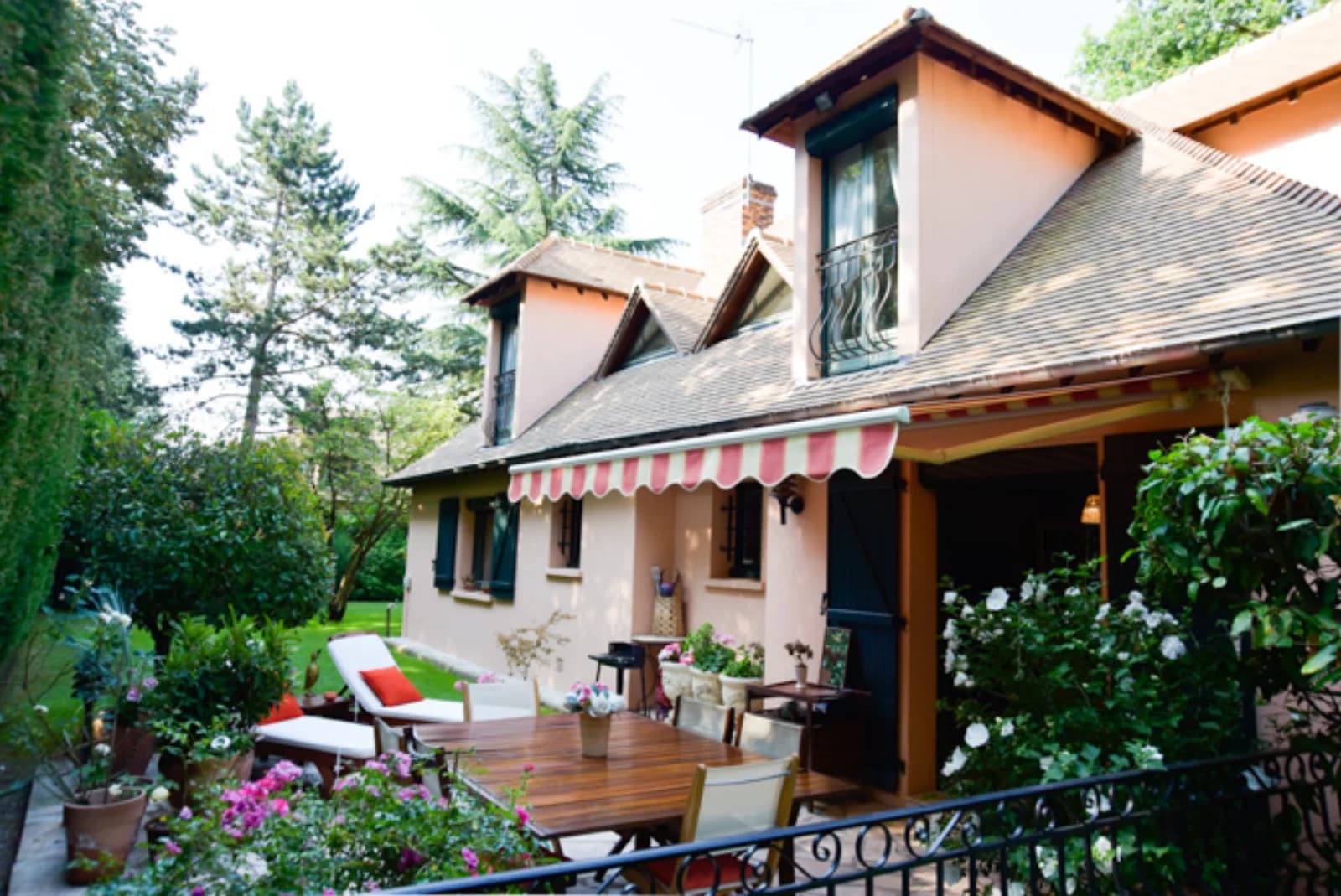 Salle de réunion dans Belle propriété forestière de 250m², un cadre unique - 1