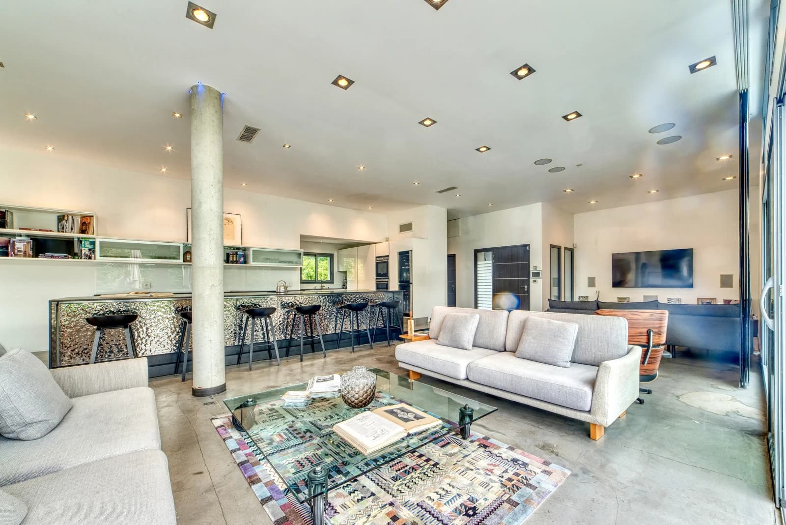 Space Magnificent luxury home, modern and friendly - 2