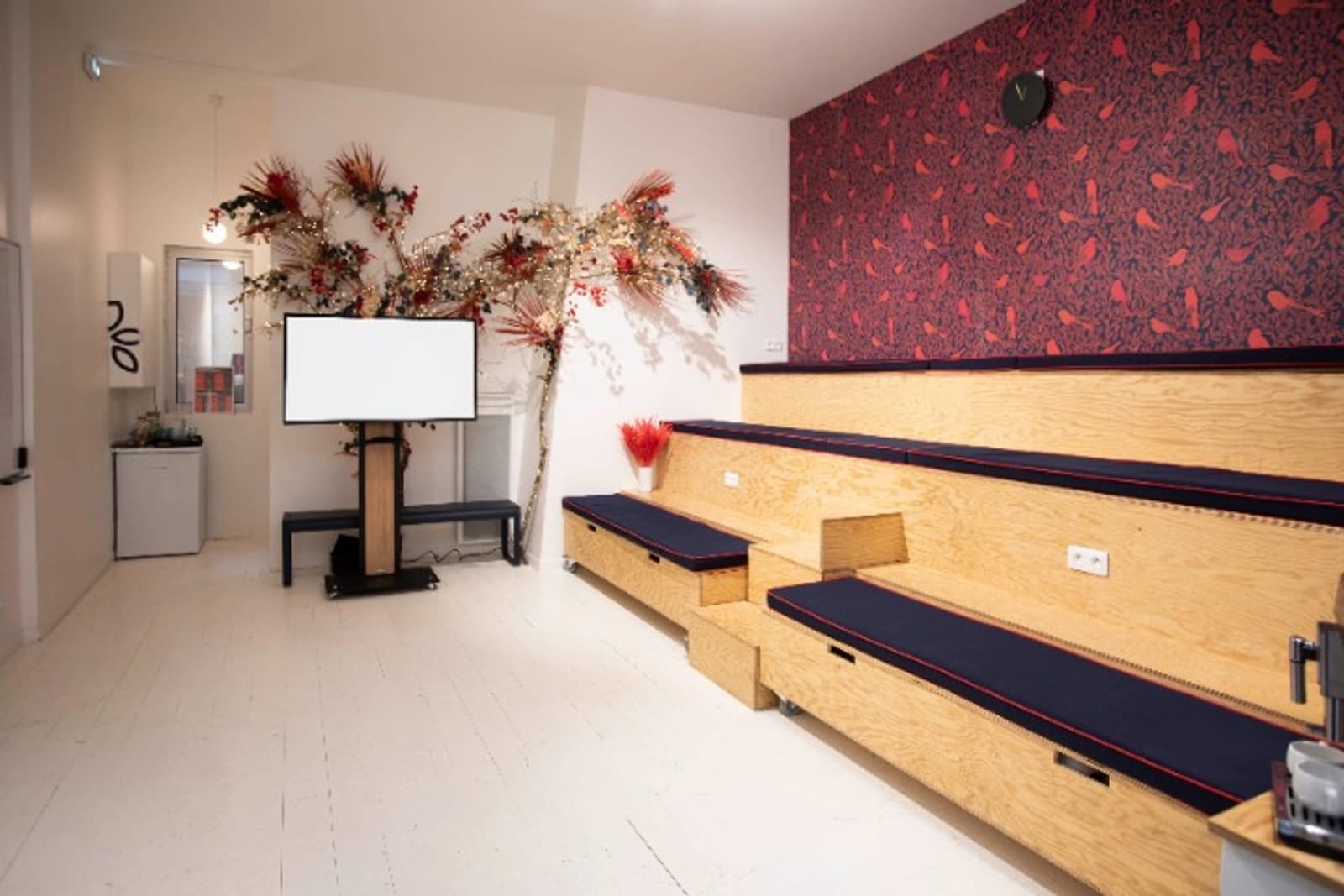 Living room in Superbe Eco-lieu (meeting room et atelier) - 1