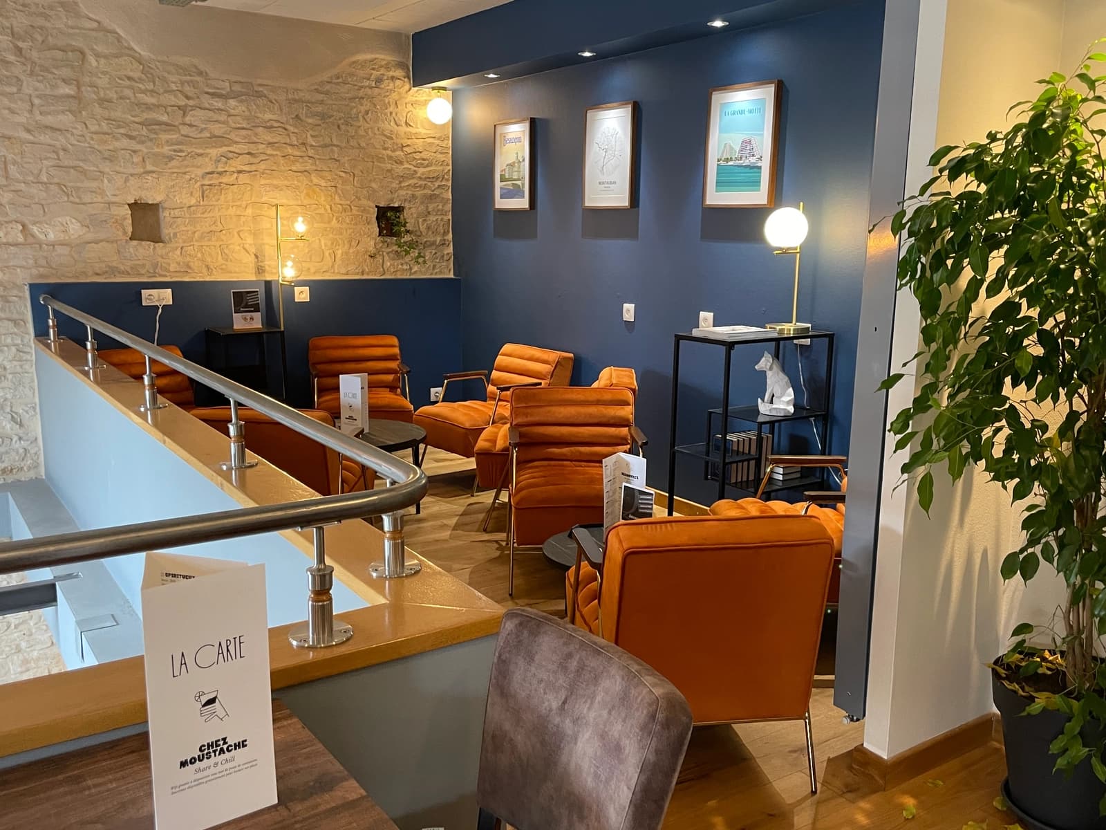 Space Chic and Elegant Village Bistro, High-End Bar in Downtown - 1