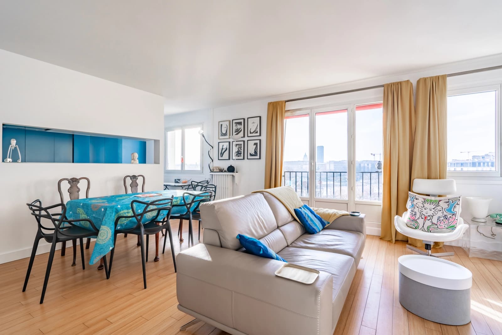 Living room in View of the Seine and Eiffel Tower from Bastille, Gare de Lyon - 1