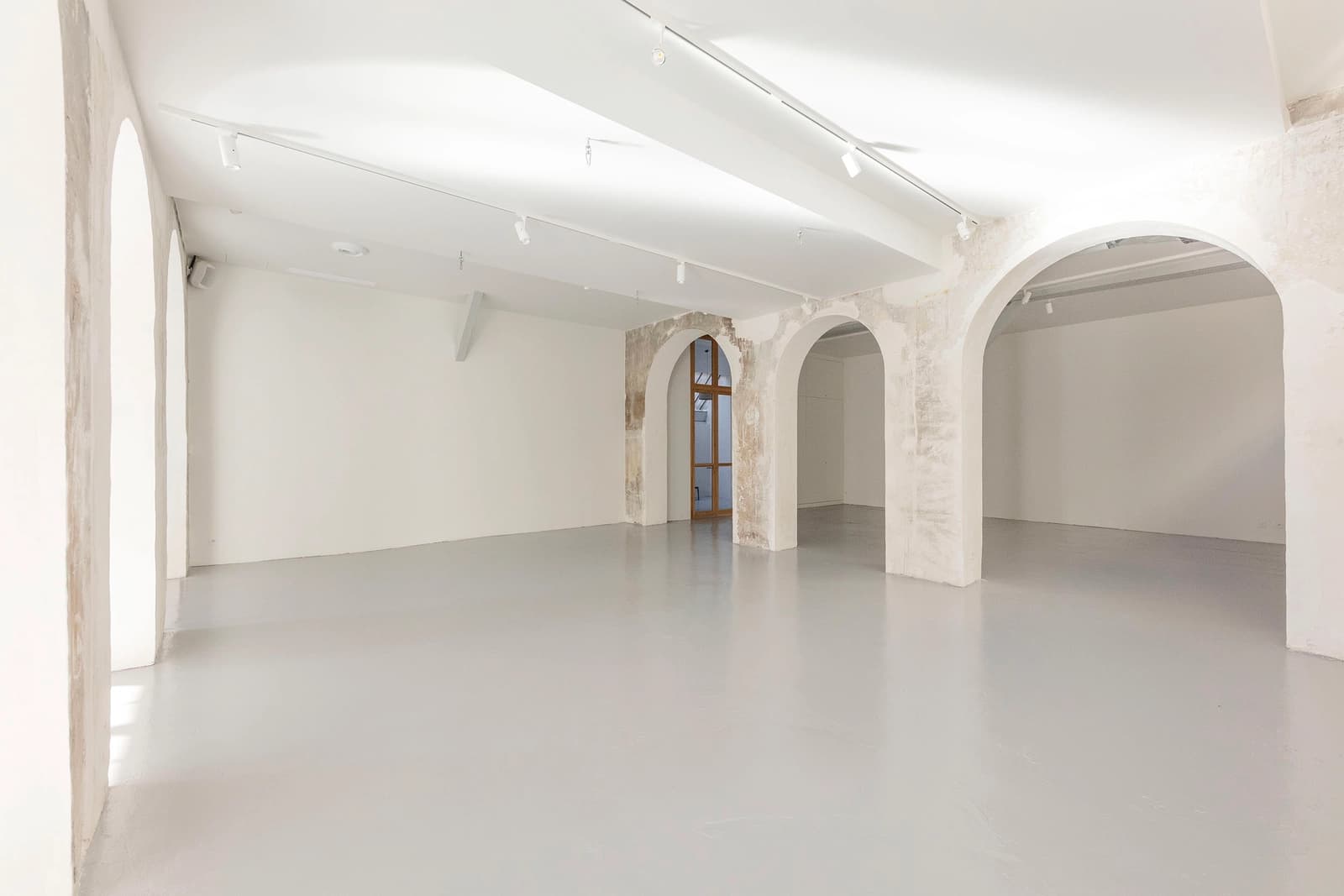 Espace Galerie d'art au design épuré, baignée de lumière - 5