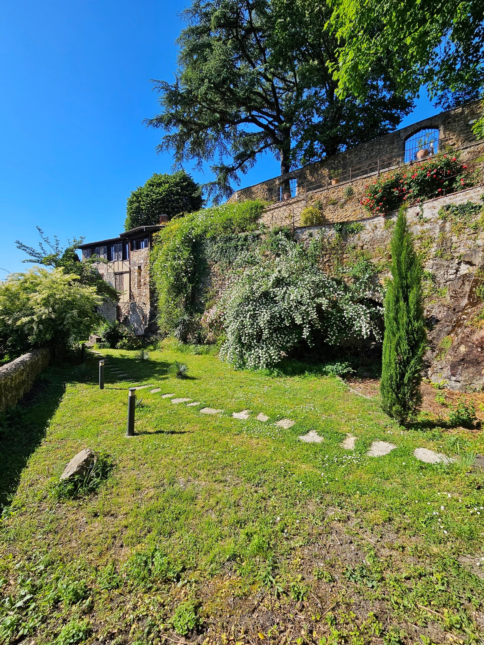 Space Large property, several buildings, gardens, swimming pool. - 3