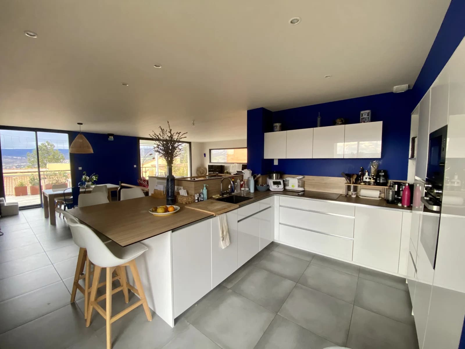 Kitchen in Architect-designed house with exceptional view - 1