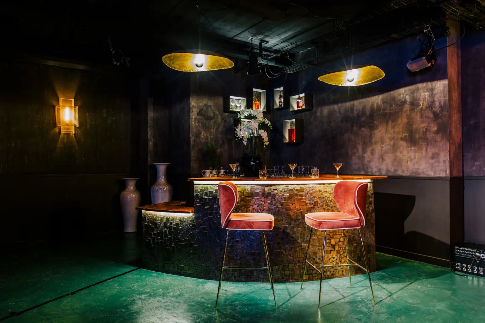 Espacio Escenario de stand-up y su bar con ambiente lounge - 0