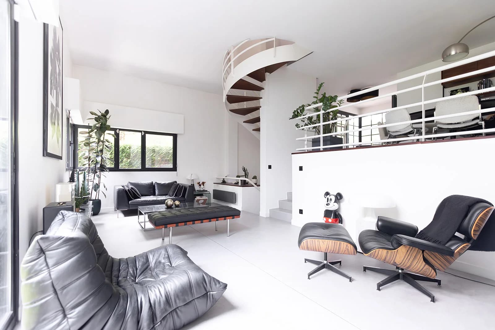 Space 90s-style house - 4