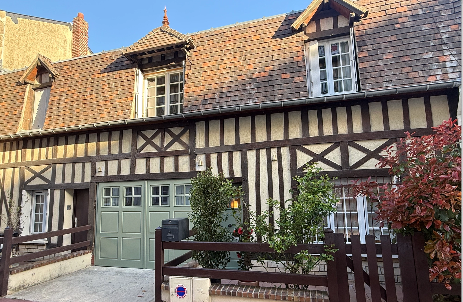 Space Townhouse with glass roof and terrace, 80 m² open-plan reception space. - 0
