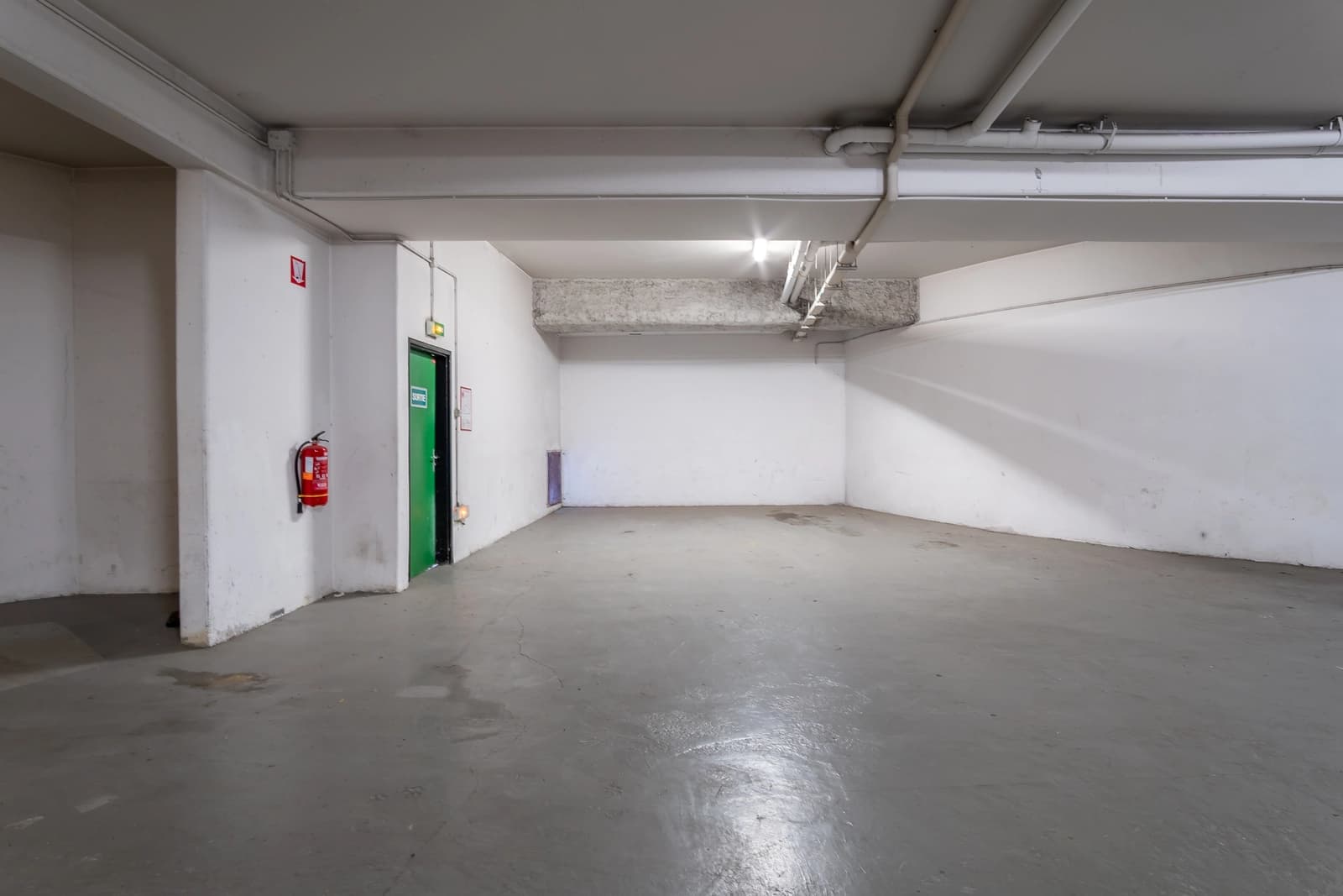 Espace Parking de 500m² pour tournage, shooting, prod avec rampe d'accès - 3