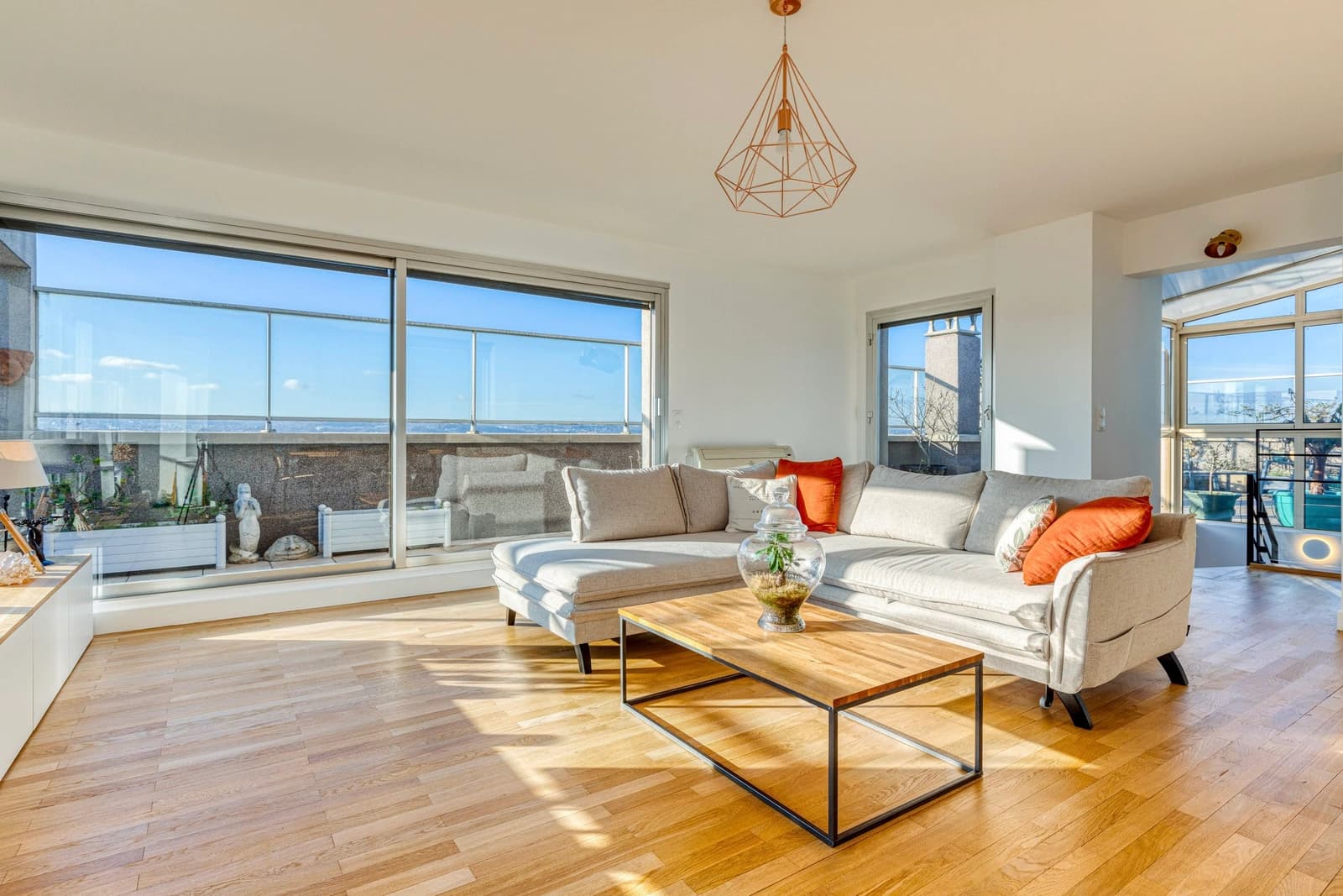 Living room in Bright top floor with panoramic rooftop - 0