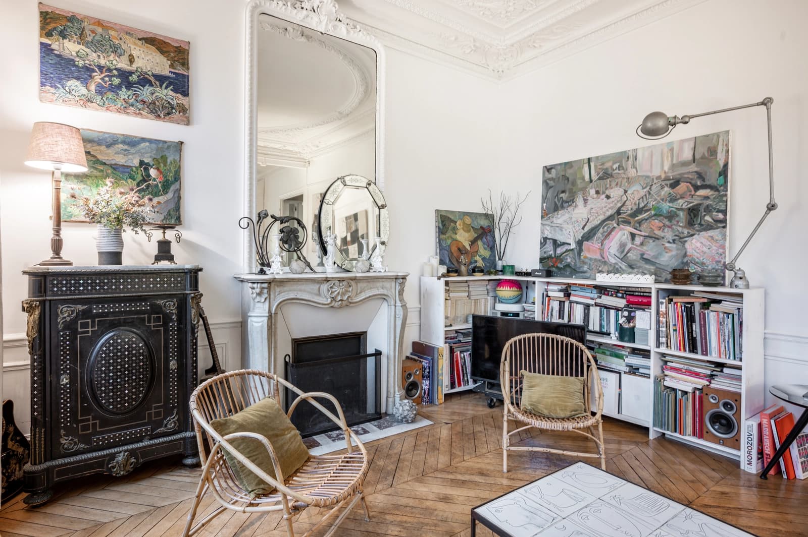 Living room in Appart Parisien Martyrs/Montmartre balcony running - 1