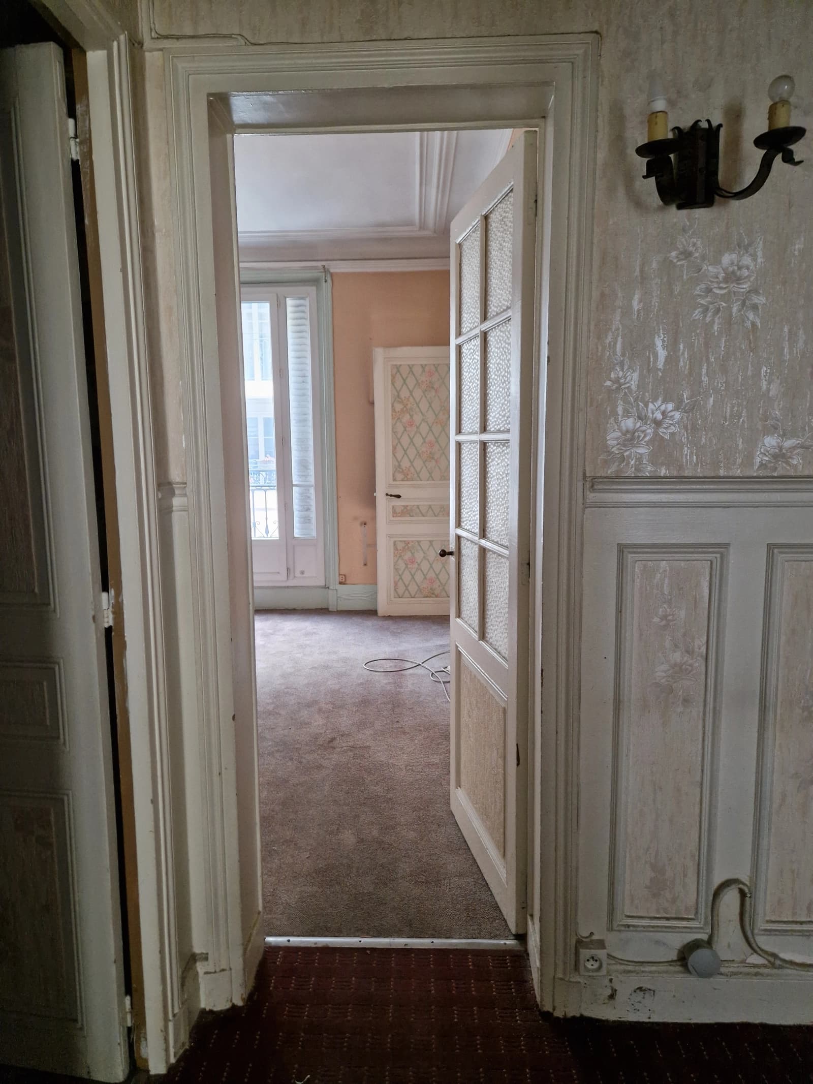 Space Apartment with period wallpaper - 5