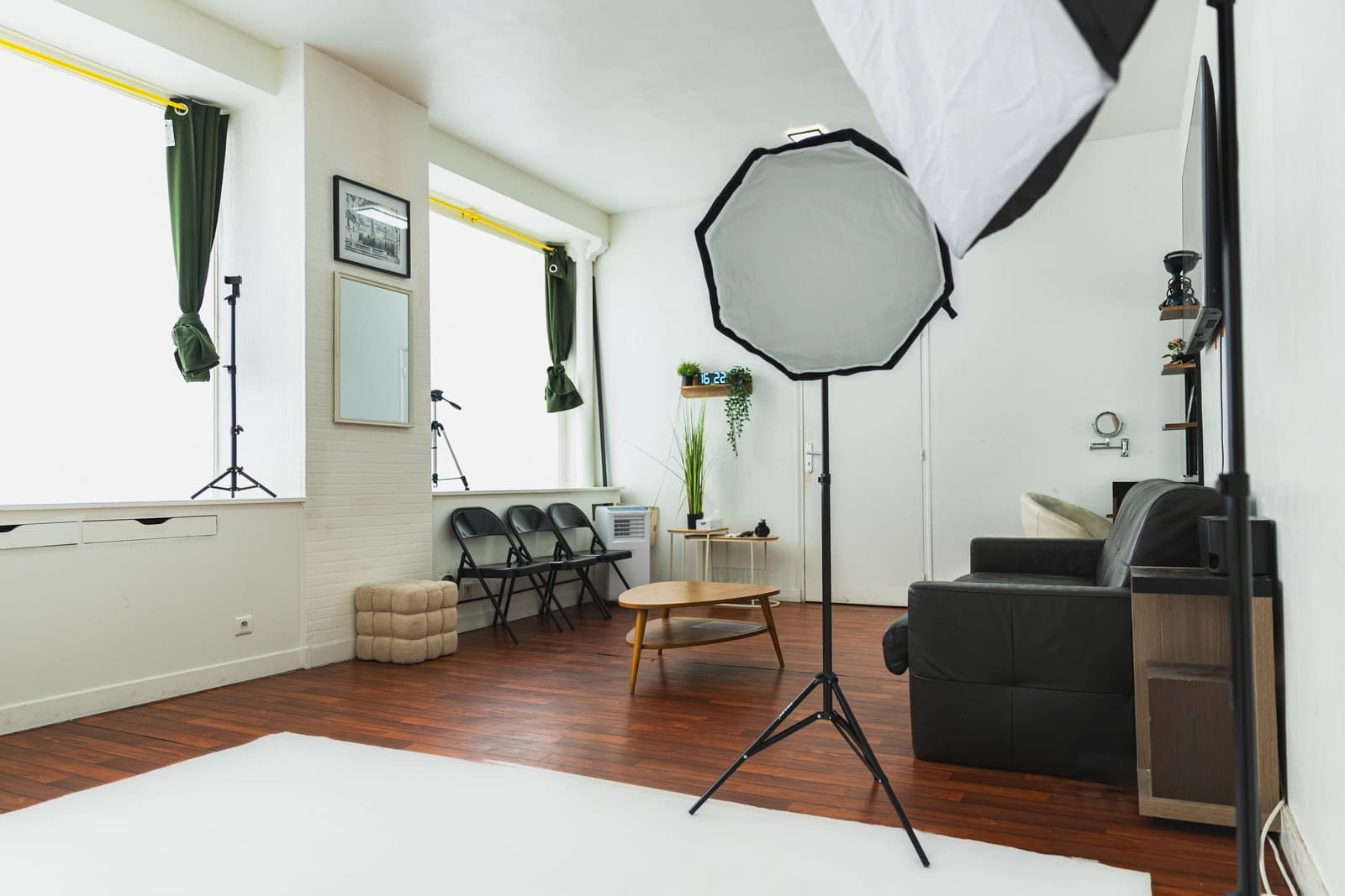 Space Stunning Bright Space with Bay Windows — Photo & Filming Studio - 3