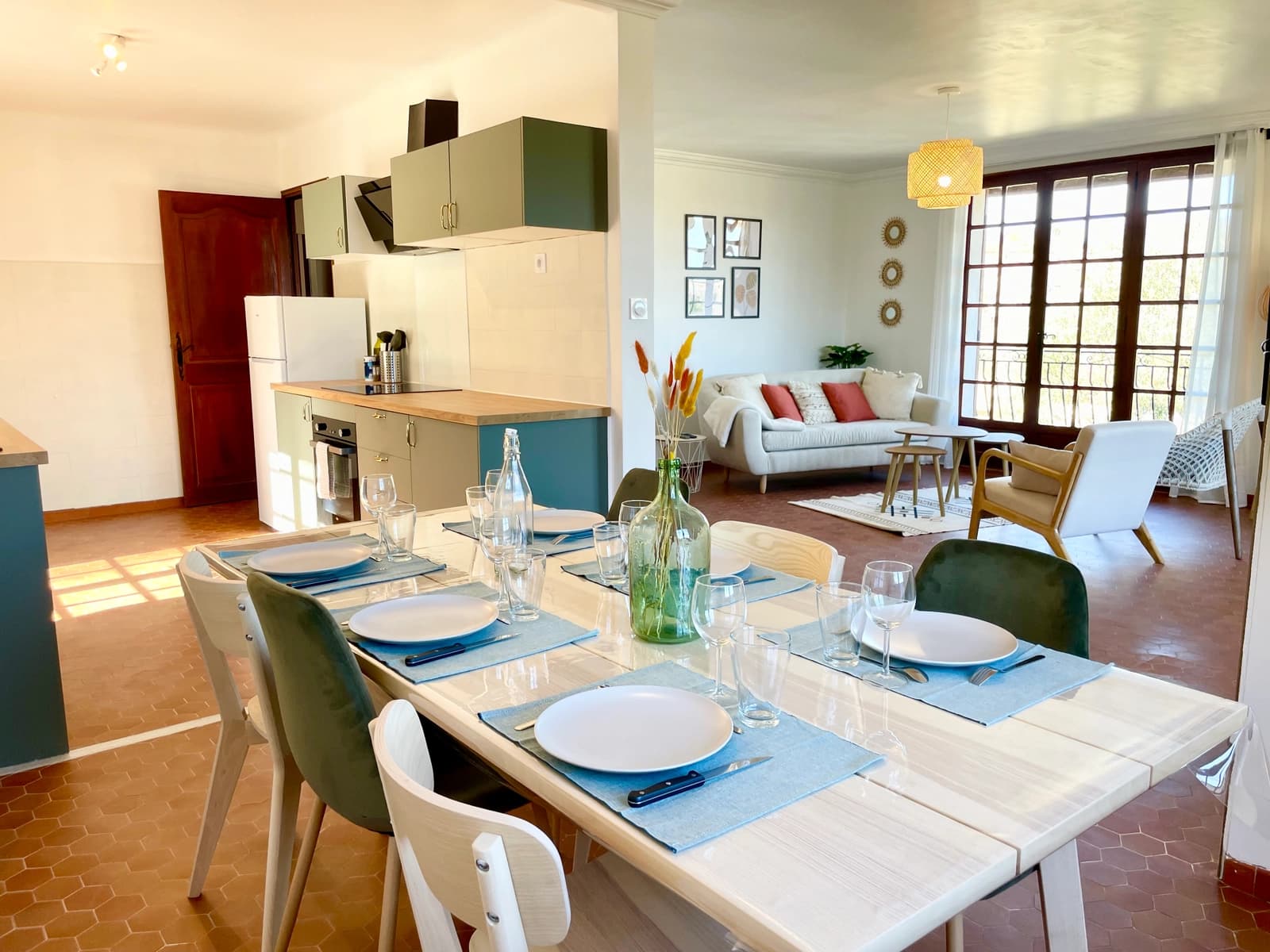 Comedor en Elegante lugar provenzal con terraza y jardín de flores. - 0