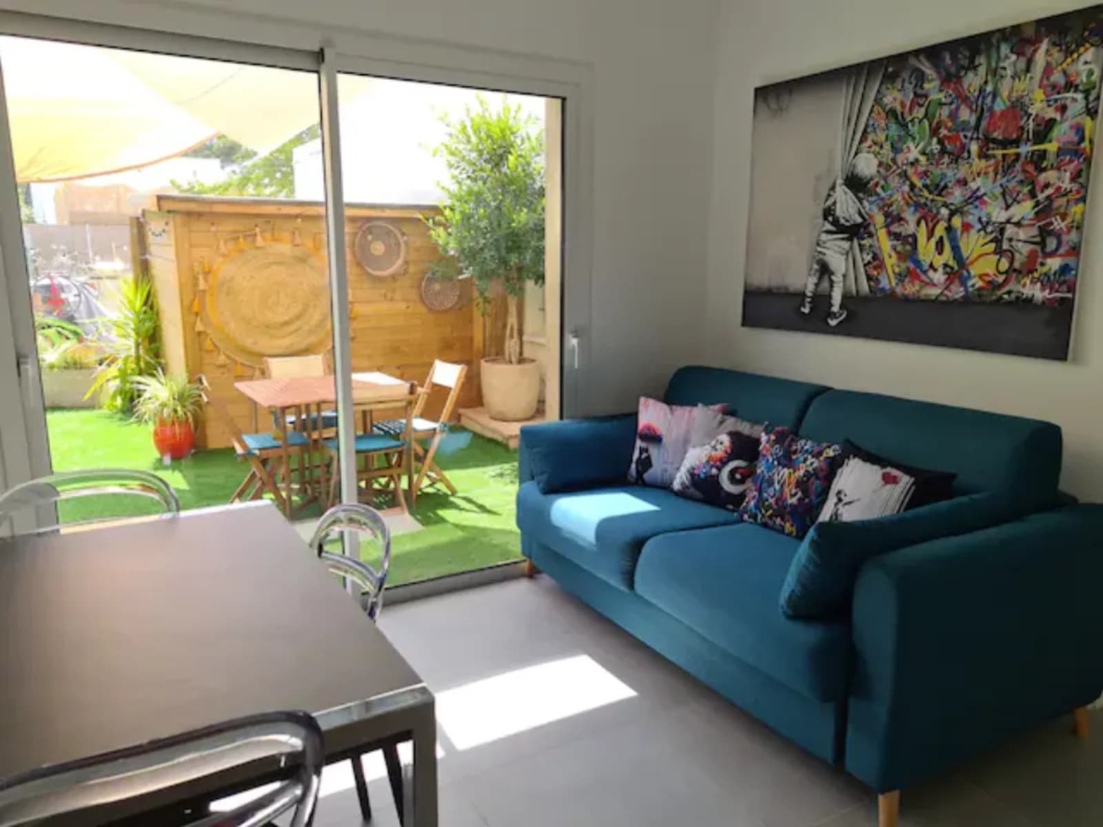 Casa moderna y de diseño cerca del mar.