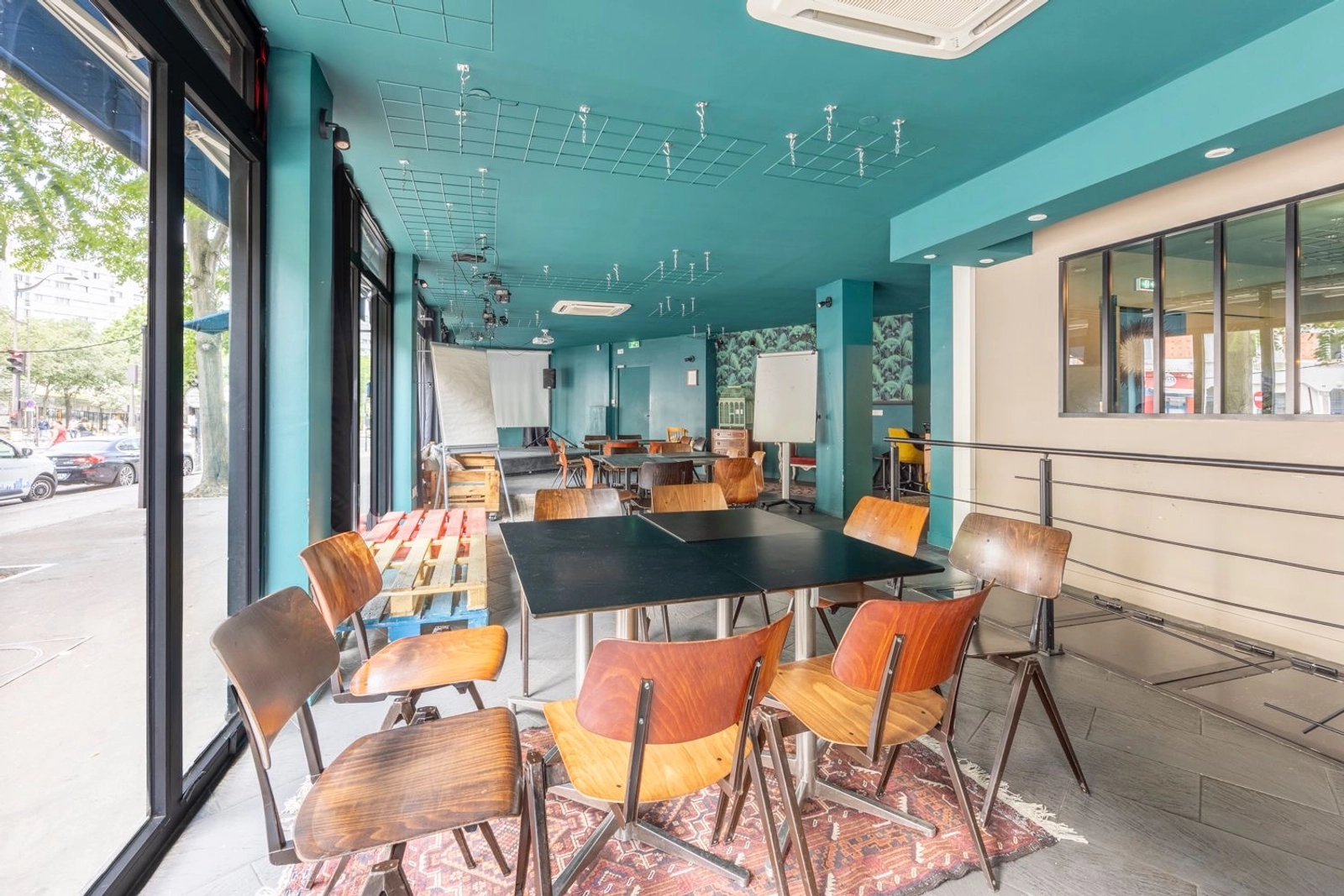 Espace Grand lieu événementiel chaleureux avec scène de stand up, bar et restaurant - 2