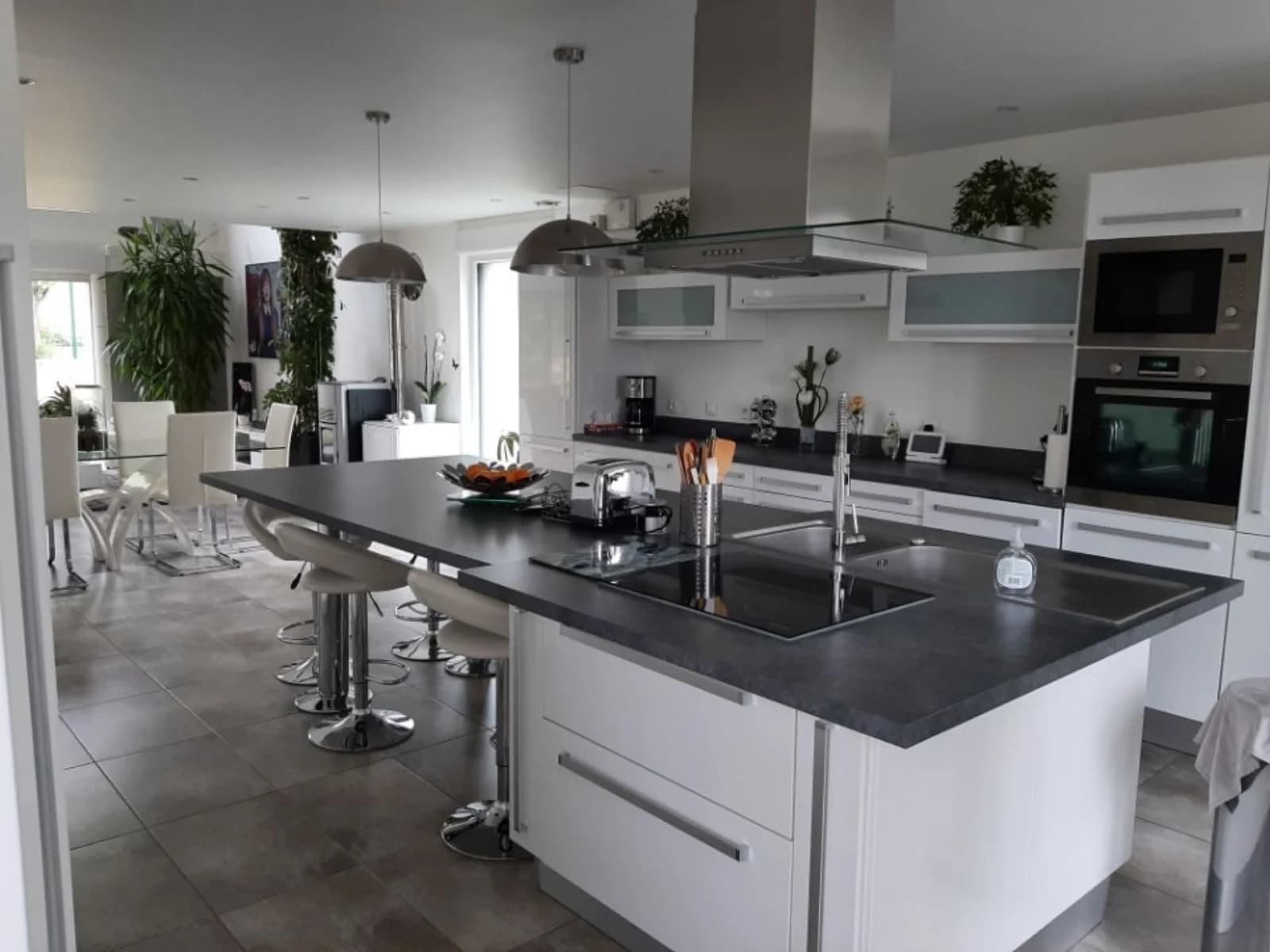 Cuisine dans Maison individuelle de charme avec son jardin paysager - 1