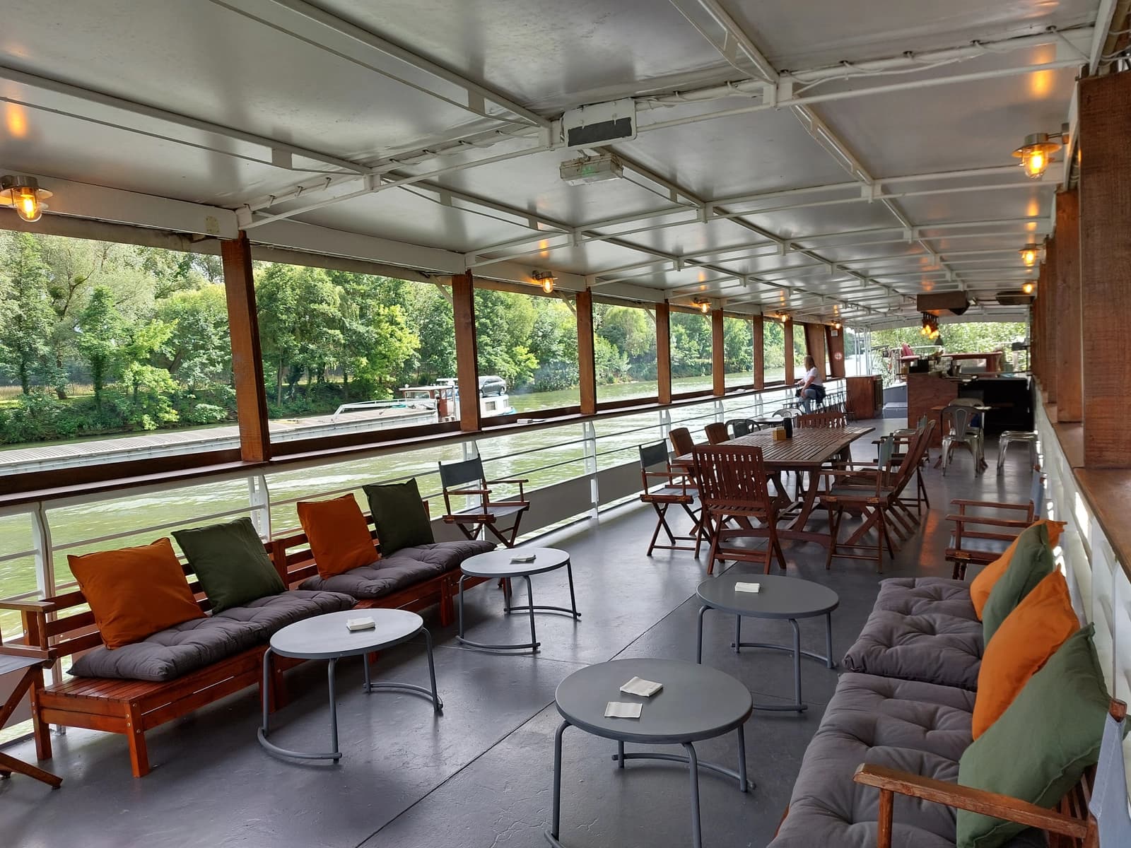 Péniche transformée en loft flottant, une suite unique
