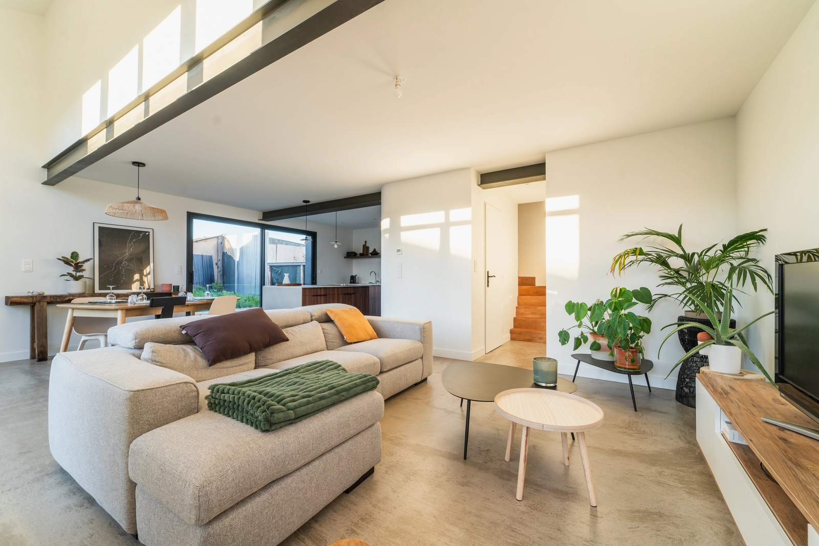 Renovated bright loft with contemporary volumes, a glass conservatory and a natural atmosphere
