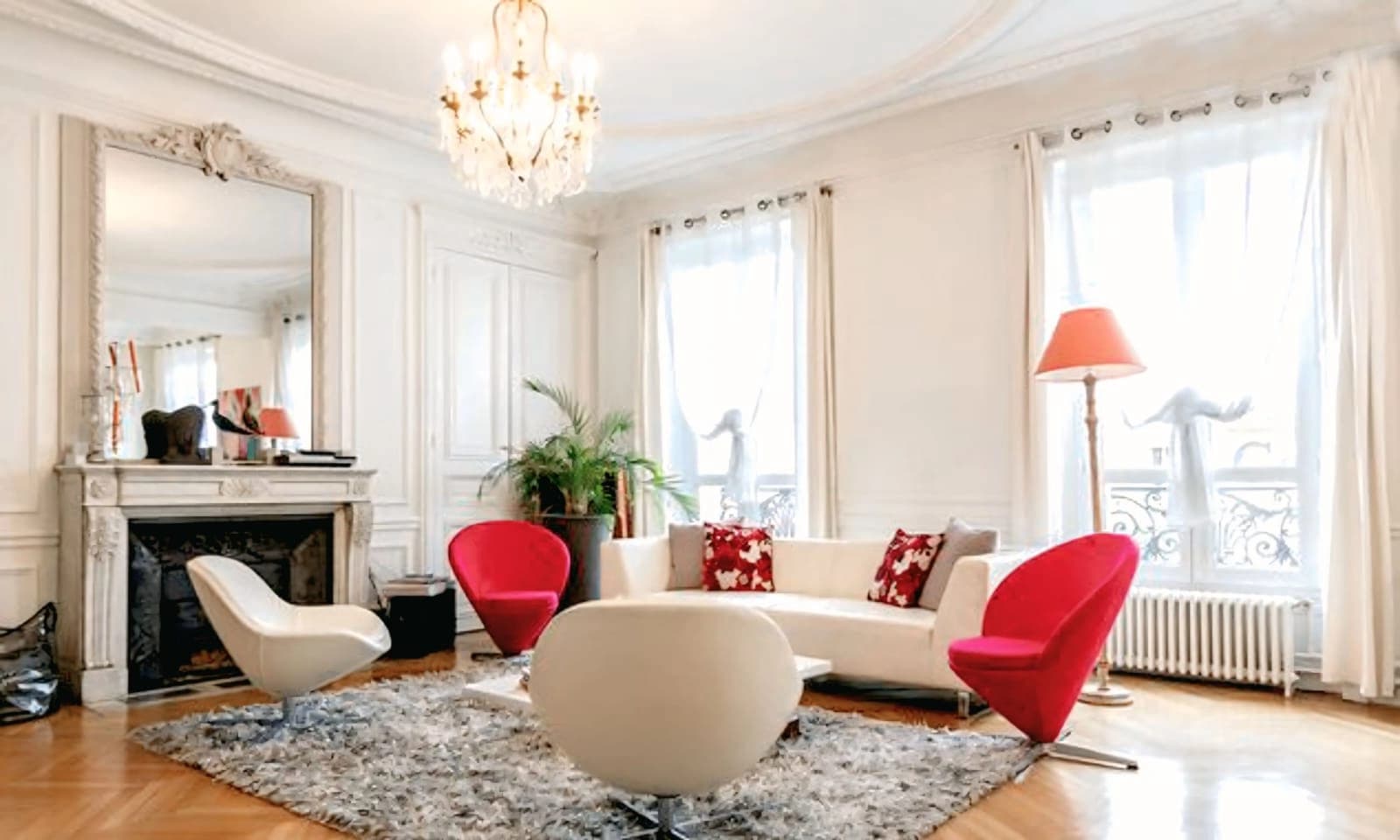 Space Apartment 200 m² in a prestigious Haussmannian building, living room 50 m², American-style kitchen with bar, parquet flooring, moldings, fireplaces, ceiling height 3.20 m - 3