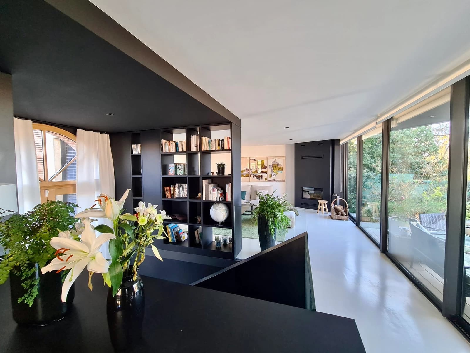 Space Contemporary house, panoramic view - 1