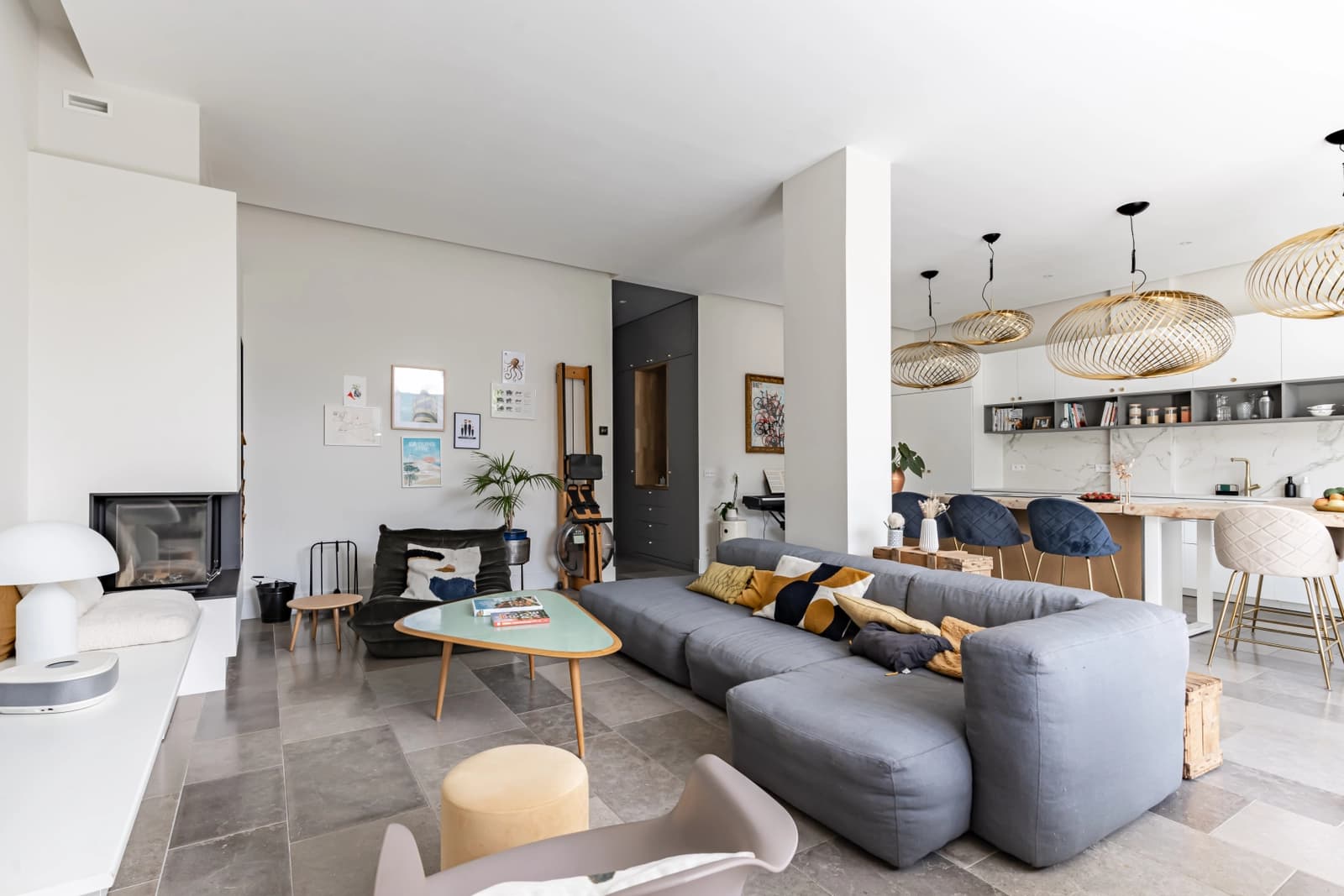 Living room in House with garden, pool and fireplace - 0