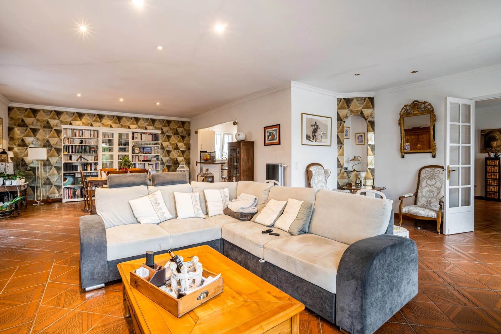 Residencia con jardín y terraza para disfrutar del aire libre.