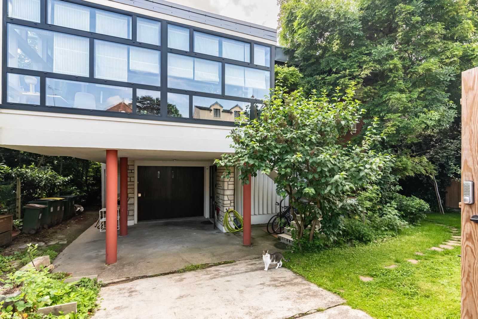 Space Midcentury architect-designed house surrounded by bamboo - 4