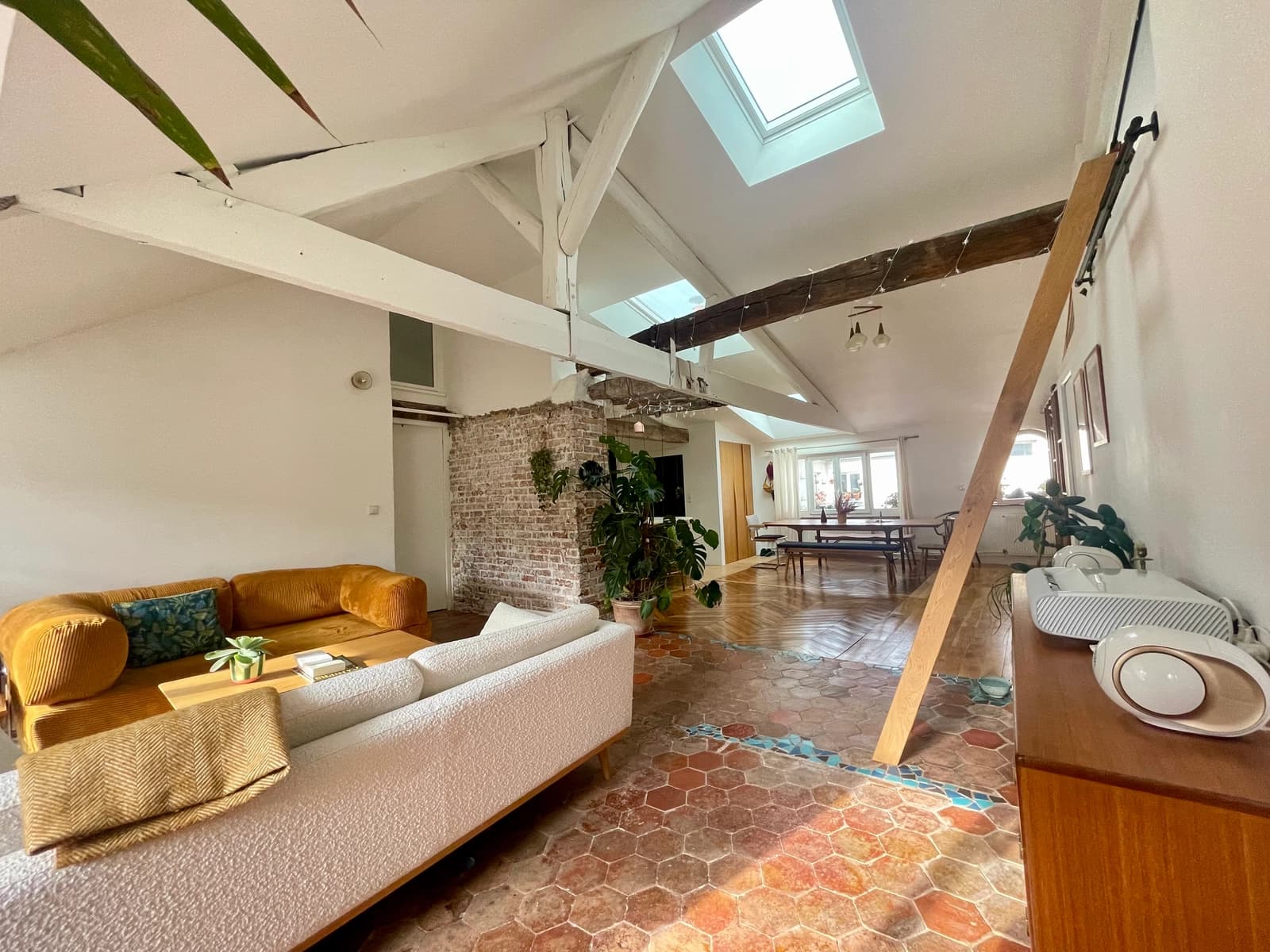 Space Bright bohemian loft under the roofs – 60m² living area, beams, tomettes, Velux – Canal Saint-Martin - 4
