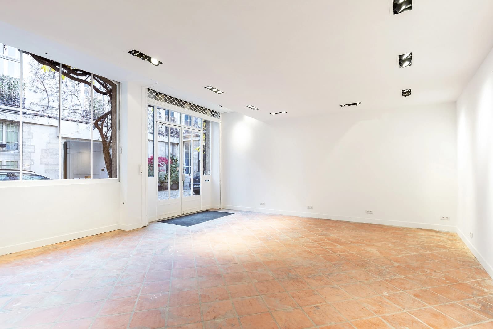 Living room in Large atypical art gallery - 1