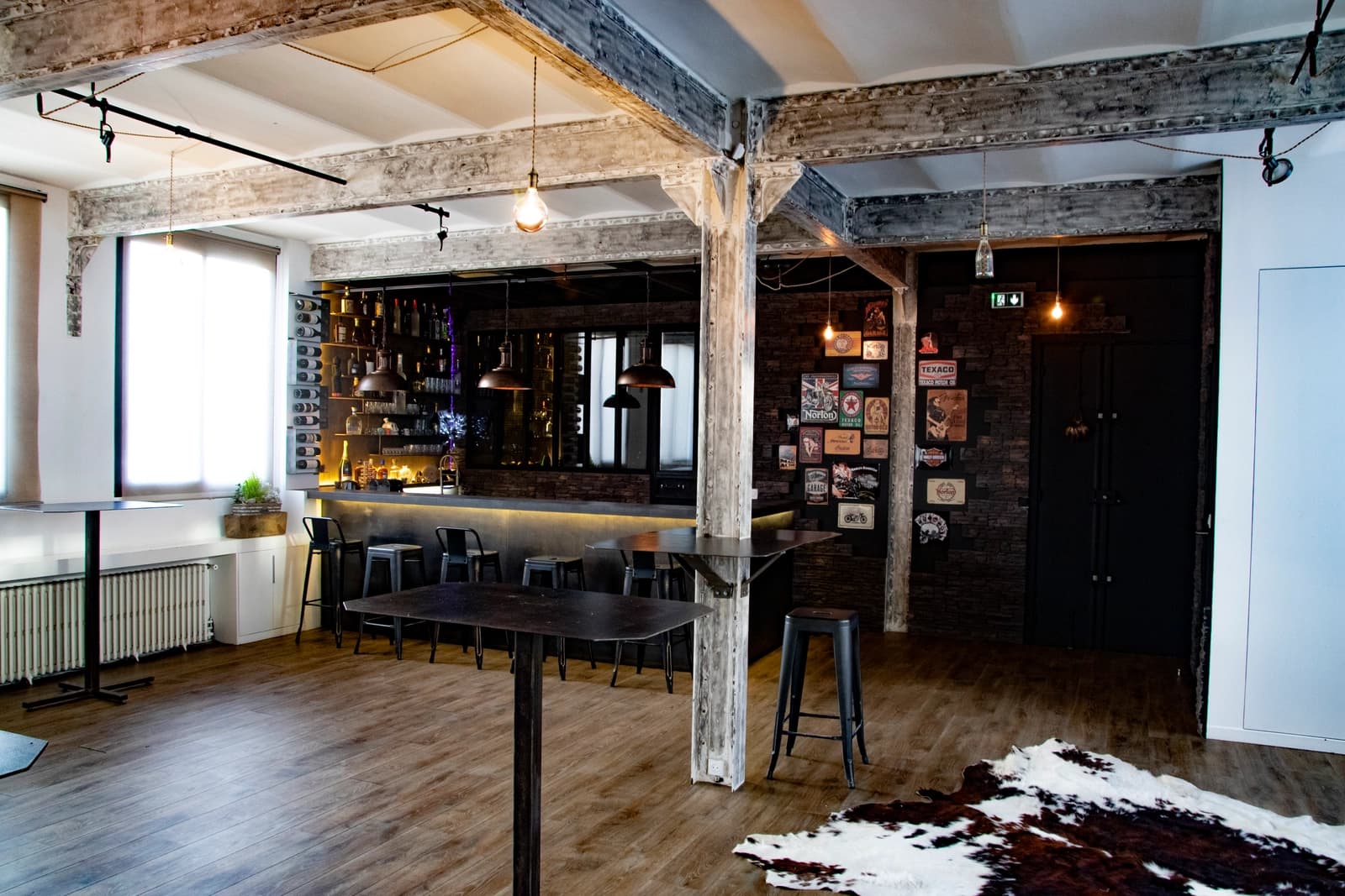 Salle de réunion dans L'Authentique Loft: cachet industriel et design unique - 1