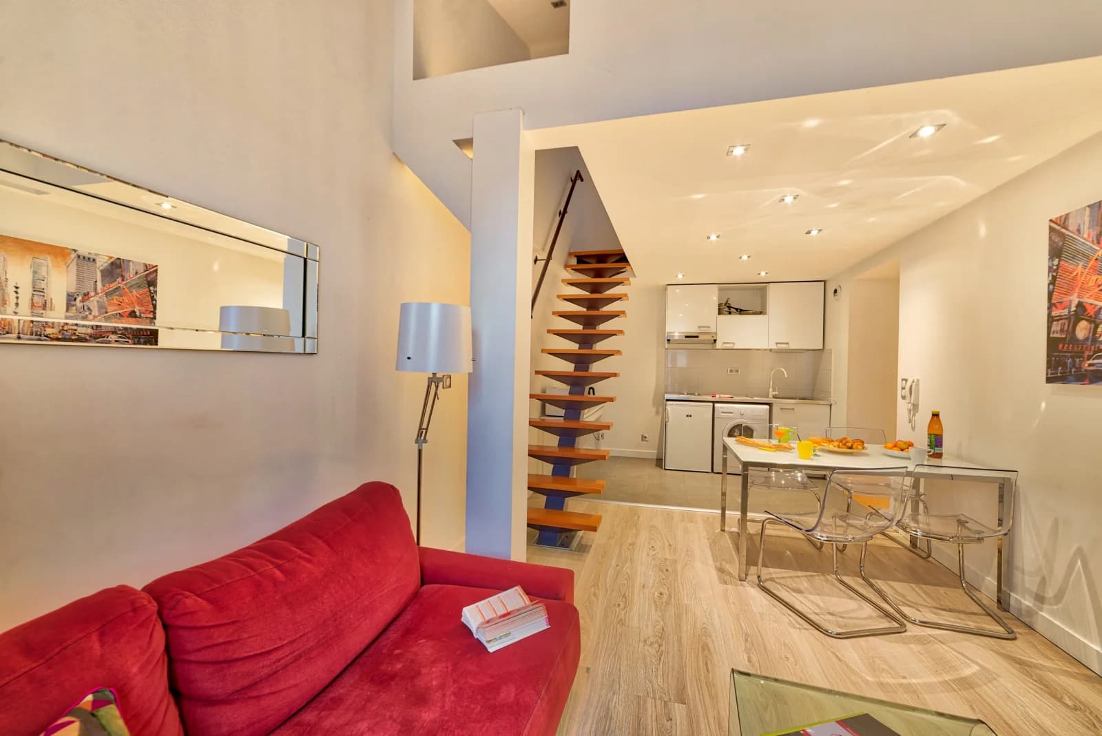 Sala en Encantador dúplex en el vibrante corazón de la ciudad - 1