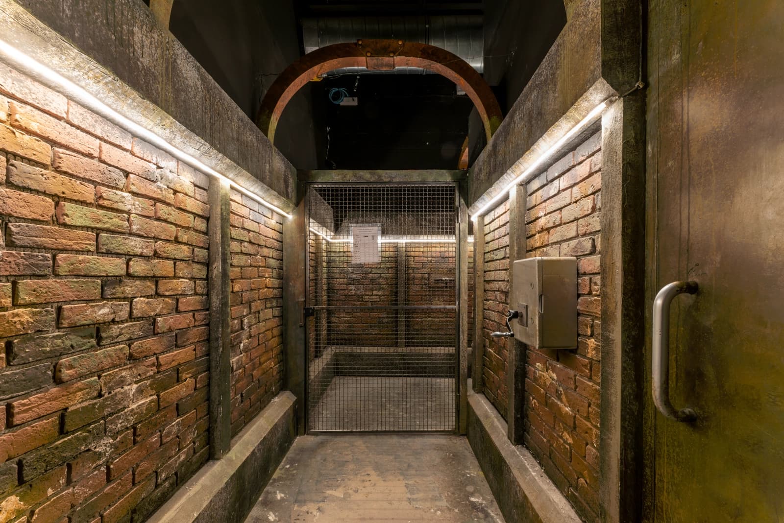 Space Dive into Gotham City – 3 000m2 Cinematic Sets Ready to Shoot - 0