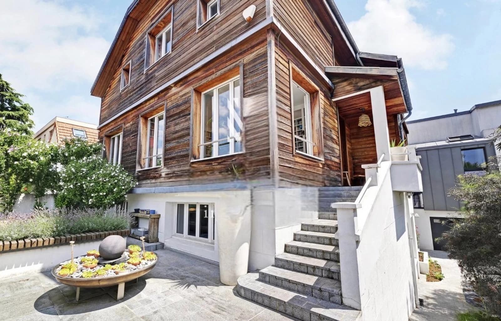 Space Magnificent 300 m² suburban house - 0