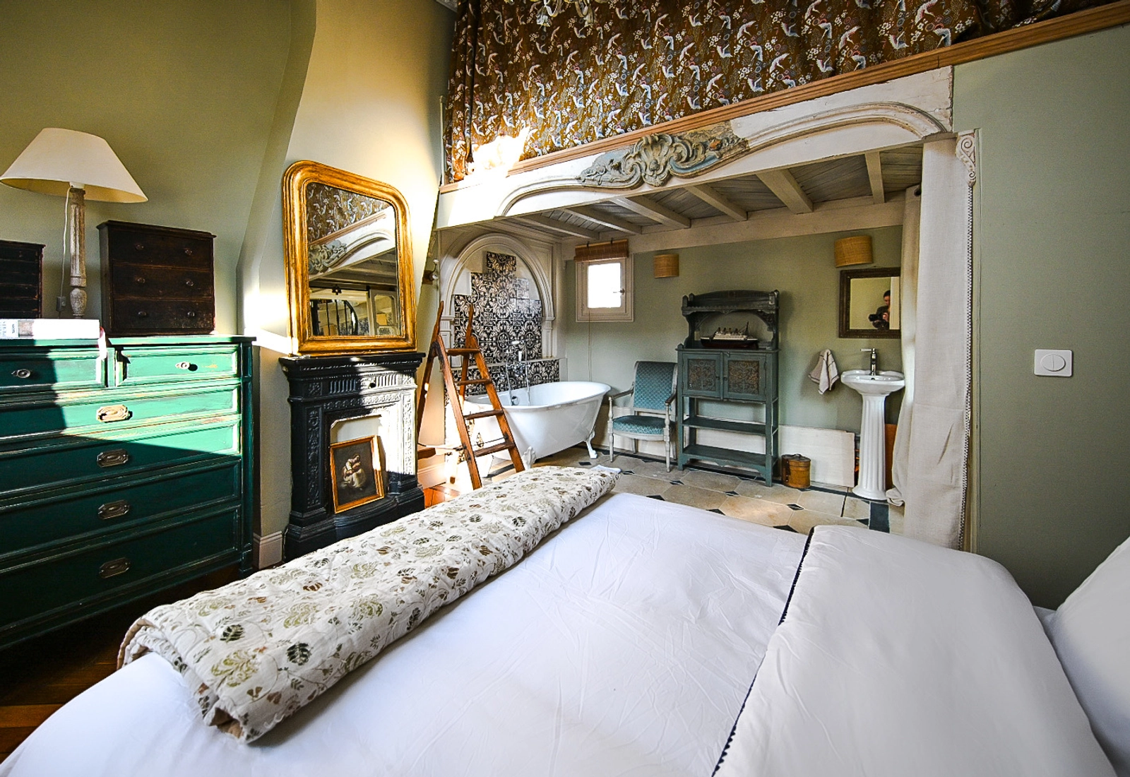 Space Collectors' apartment with large glass roof in St Germain des Prés - 4